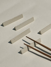 Spisepindholder i keramik | Hvid trekant | Japan STUDIO HAFNIA