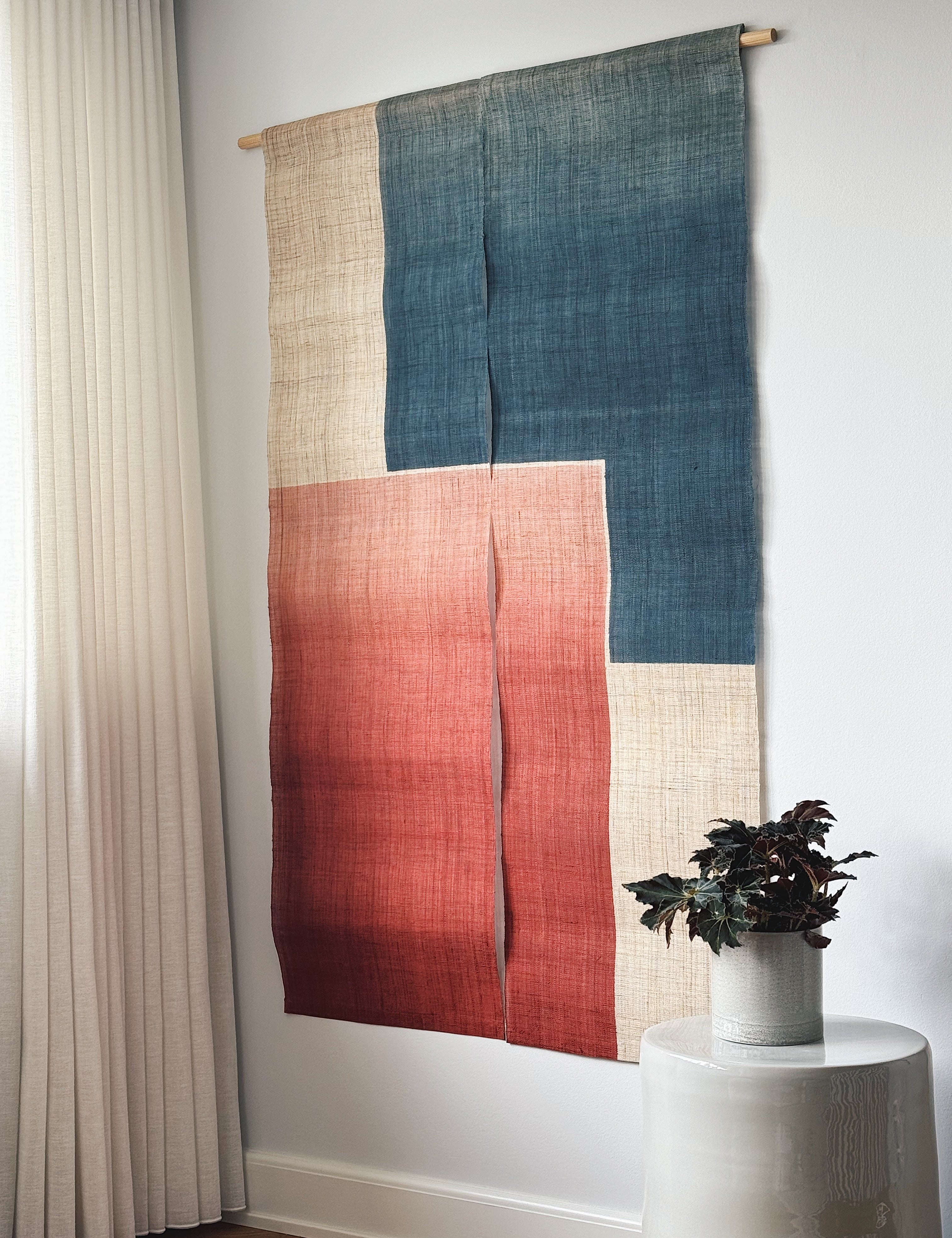 Japansk Vægtæppe i Hamp med Ophæng | Geometrisk Rød & Blå | 150 × 88 cm  STUDIO HAFNIA
