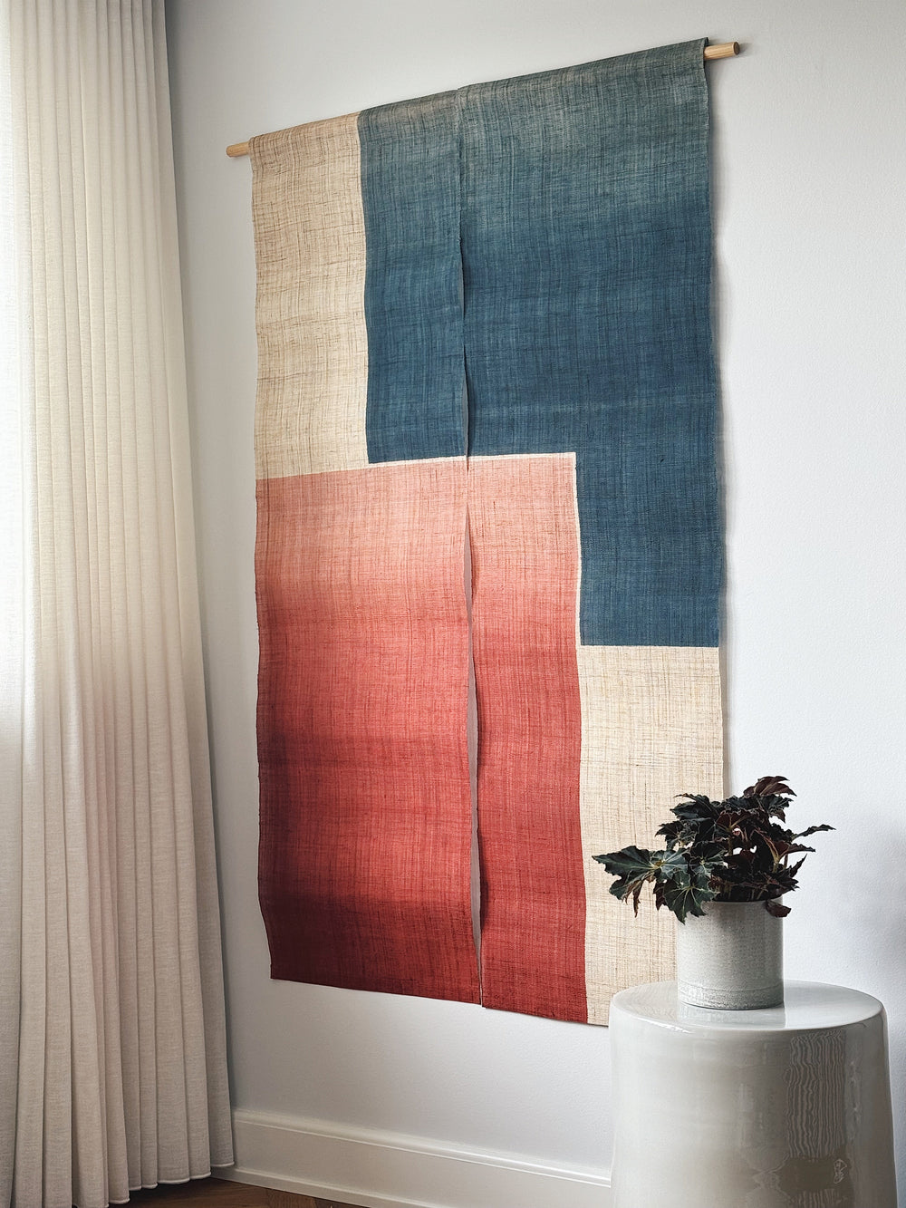 Japansk Vægtæppe i Hamp med Ophæng | Geometrisk Rød & Blå | 150 × 88 cm  STUDIO HAFNIA