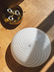Vintage Murano plafond Ø35 cm – hvidt swirlglas & messingbase Murano