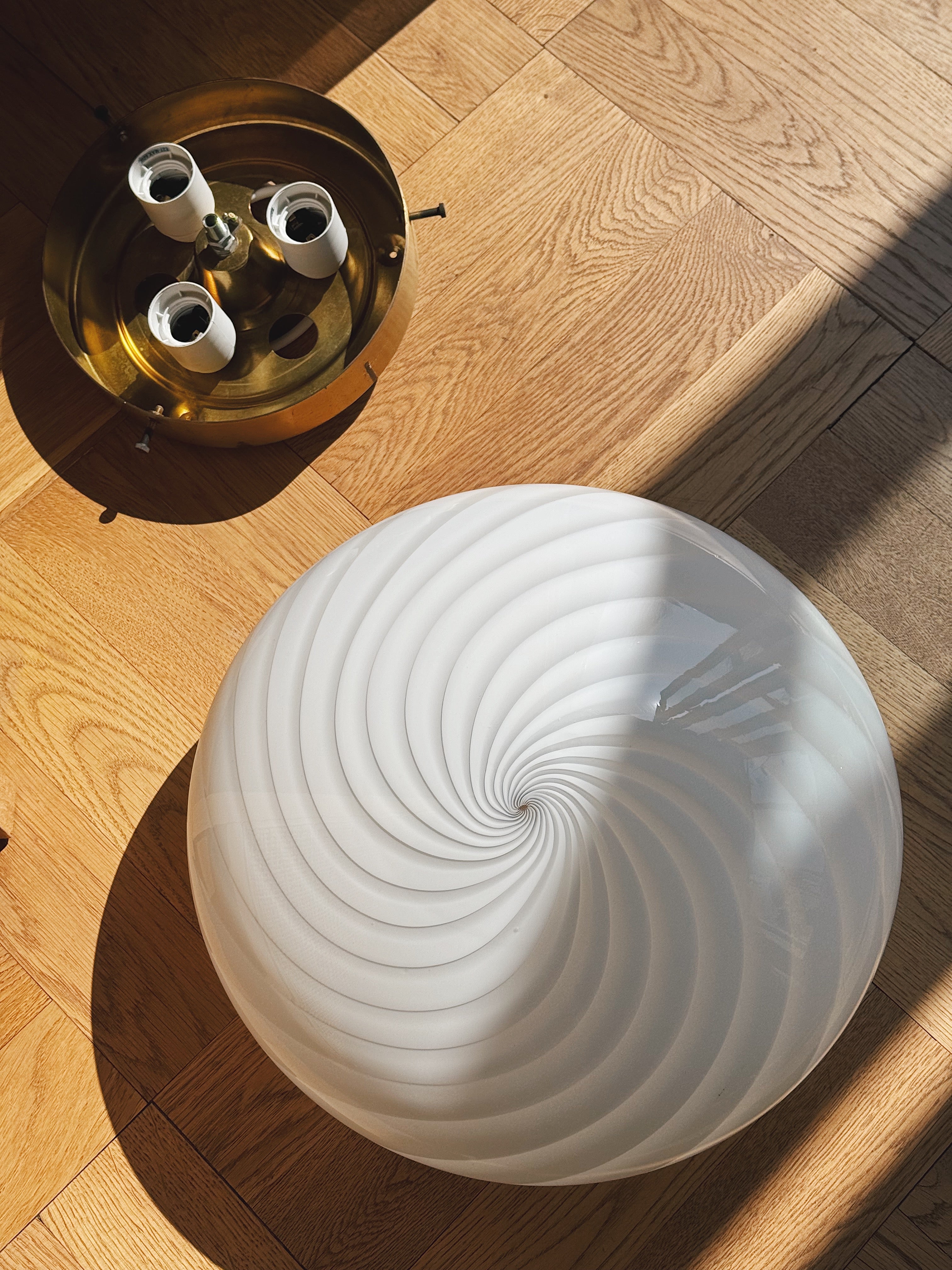 Vintage Murano plafond Ø35 cm – hvidt swirlglas & messingbase Murano