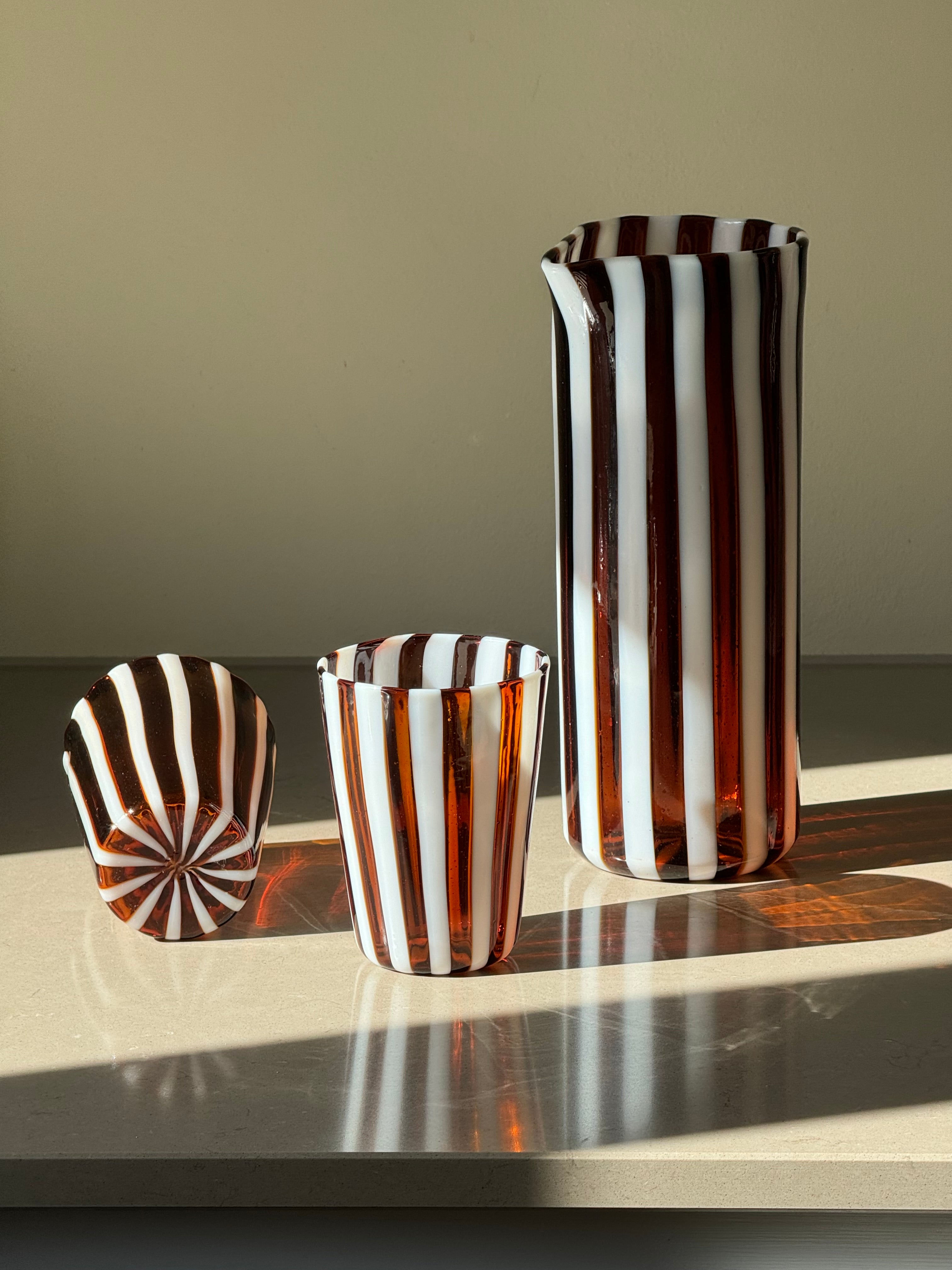 Håndblæst Murano Karaffel i glas i Gio Ponti Stil med Saltkaramel og Hvide Striber Murano