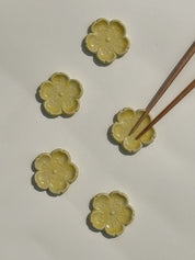 Spisepindholder i keramik | Gul blomsterform | Japan STUDIO HAFNIA