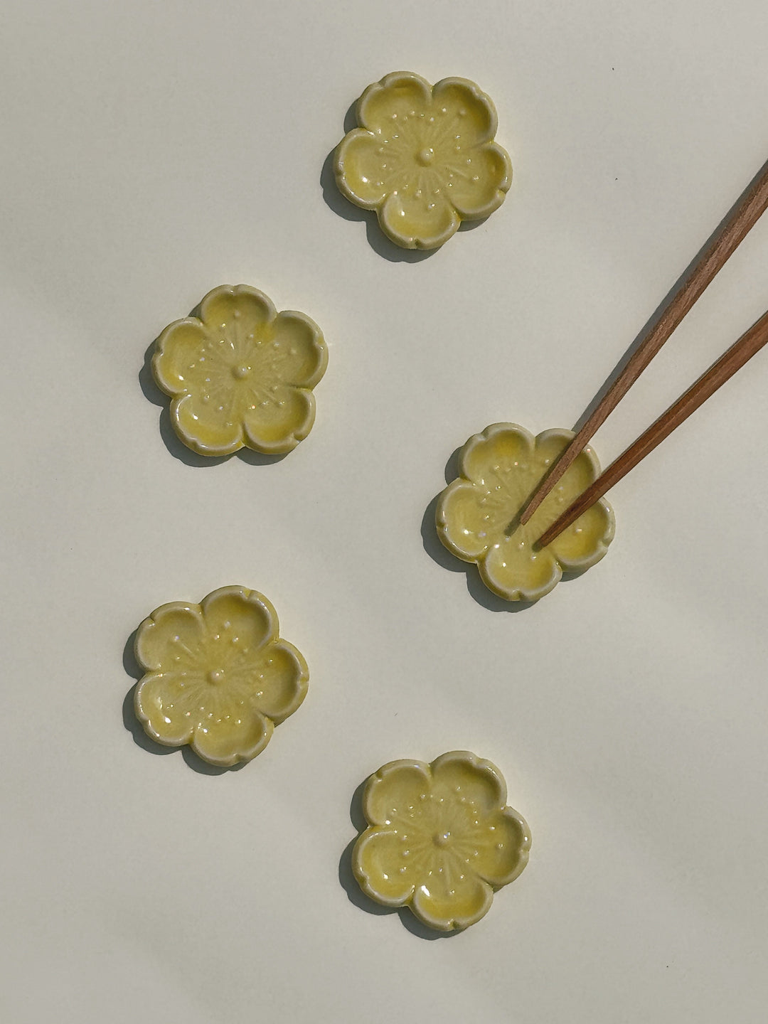 Spisepindholder i keramik | Gul blomsterform | Japan STUDIO HAFNIA