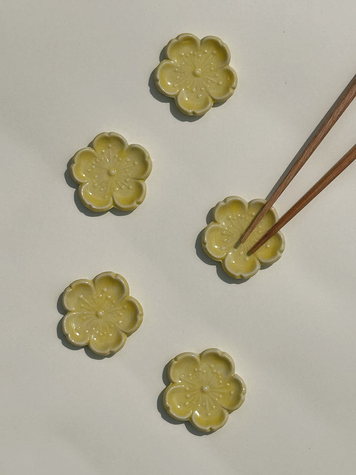 Spisepindholder i keramik | Gul blomsterform | Japan STUDIO HAFNIA