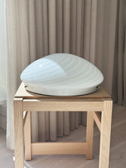 Vintage Murano plafond loftslampe i hvidt swirl-glas Ø36 cm set forfra på egetræsskammel