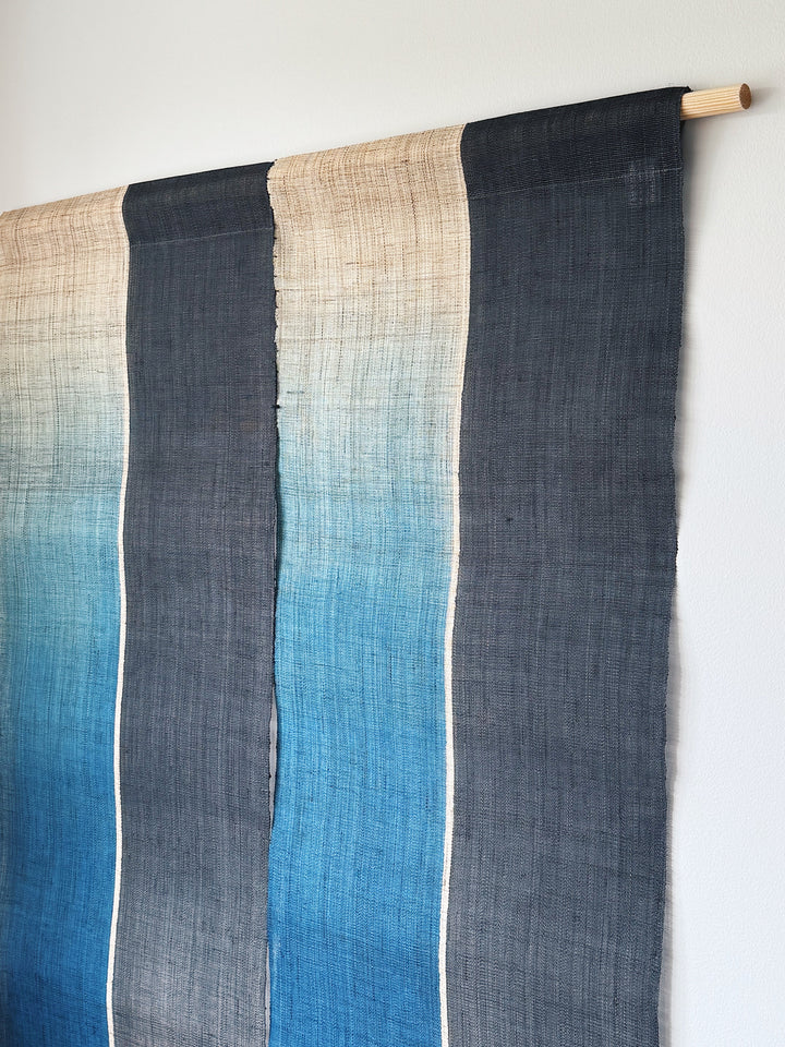 Japansk Vægtæppe i Hamp med Ophæng | Stribet i Blå & Natur | 150 × 88 cm  STUDIO HAFNIA