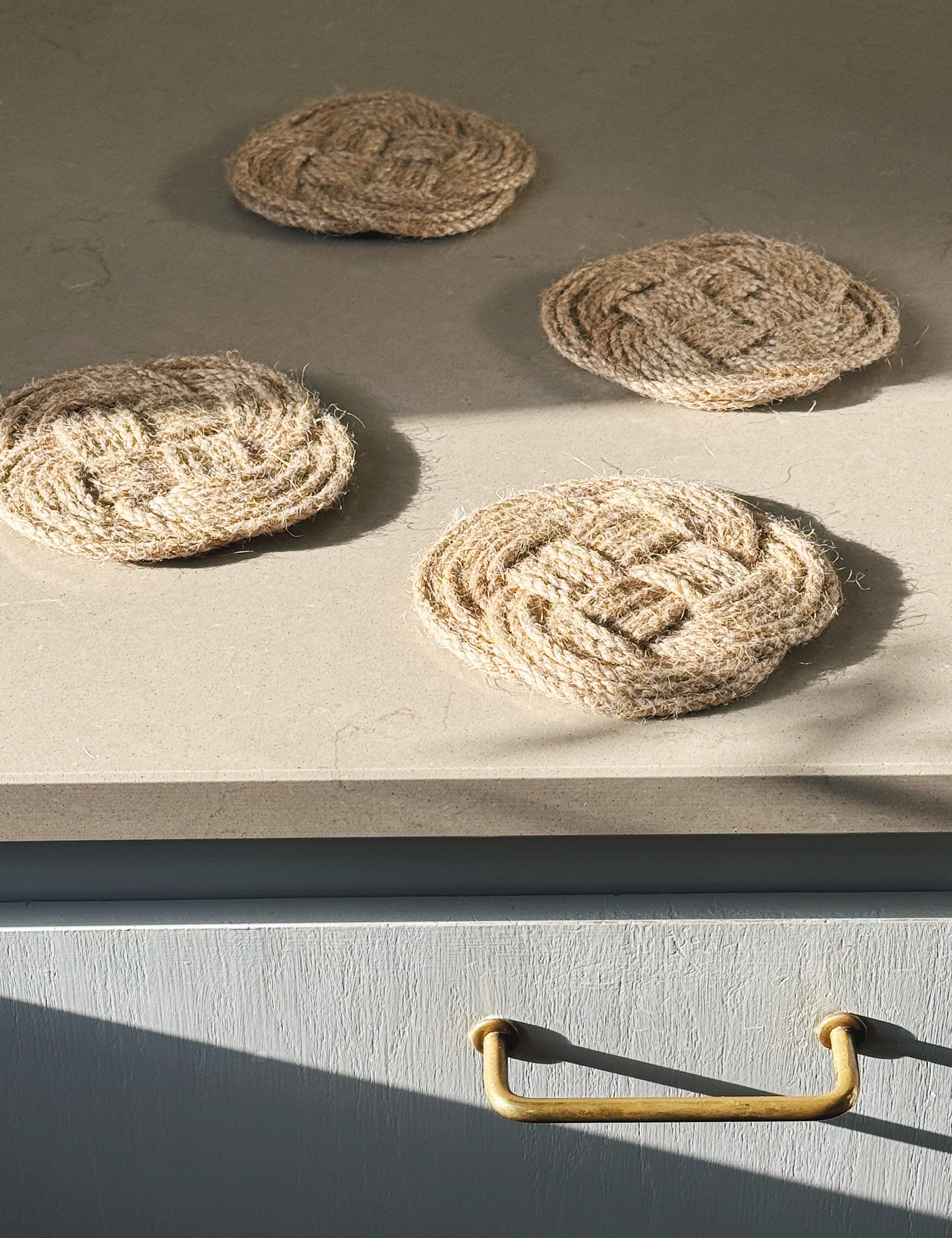 Sæt med 4 Ocean Plait Coasters i Flettet Jute | Ø10 cm Studio Hafnia