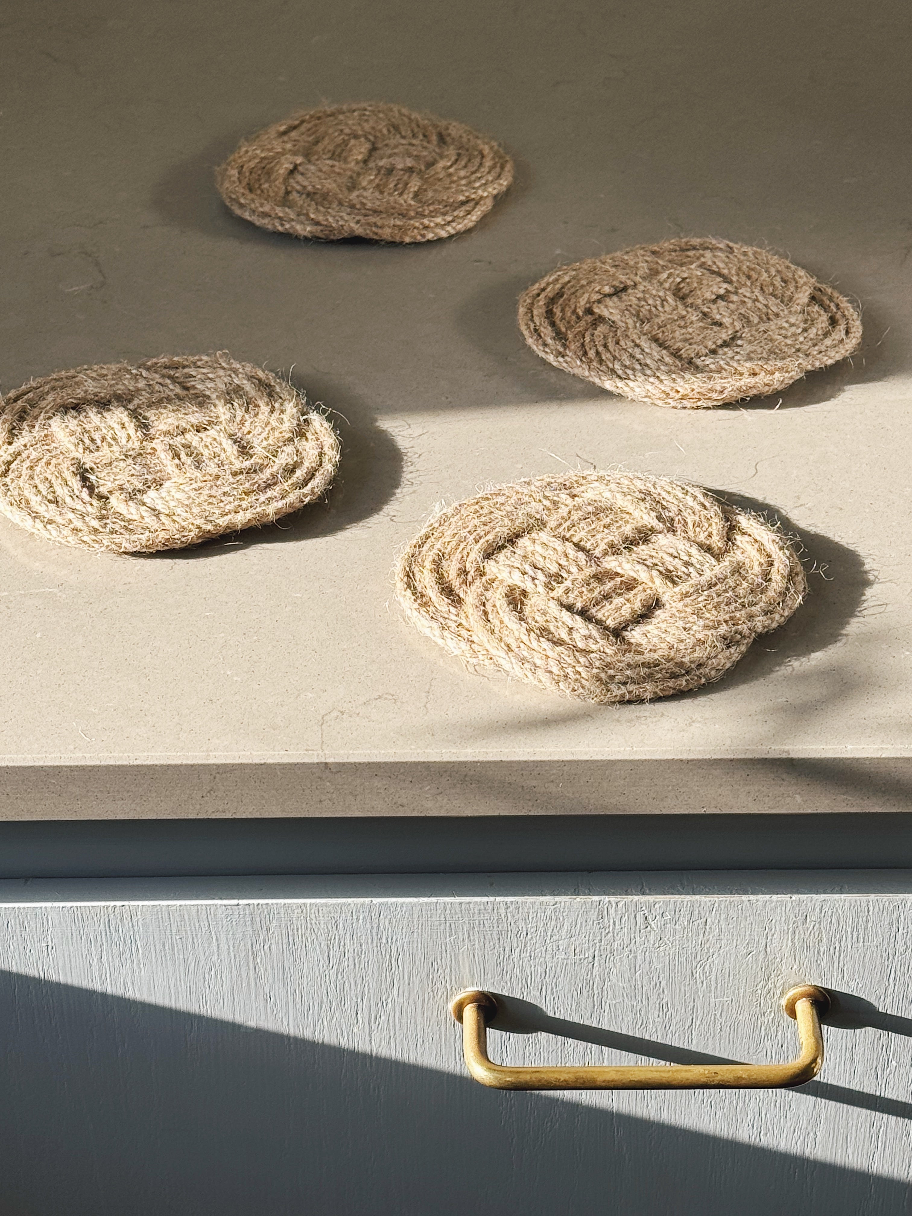 Sæt med 4 Ocean Plait Coasters i Flettet Jute | Ø10 cm Studio Hafnia