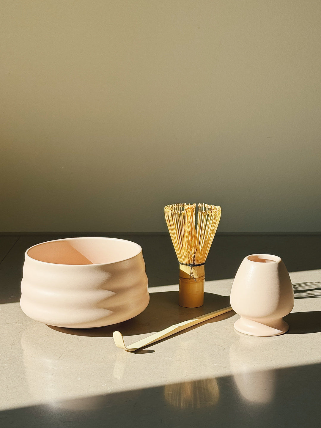 Matcha-sæt med skål, ske, piskeris og holder – mat lyserød keramik Studio Hafnia