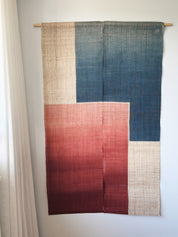 Japansk Vægtæppe i Hamp med Ophæng | Geometrisk Rød & Blå | 150 × 88 cm  STUDIO HAFNIA