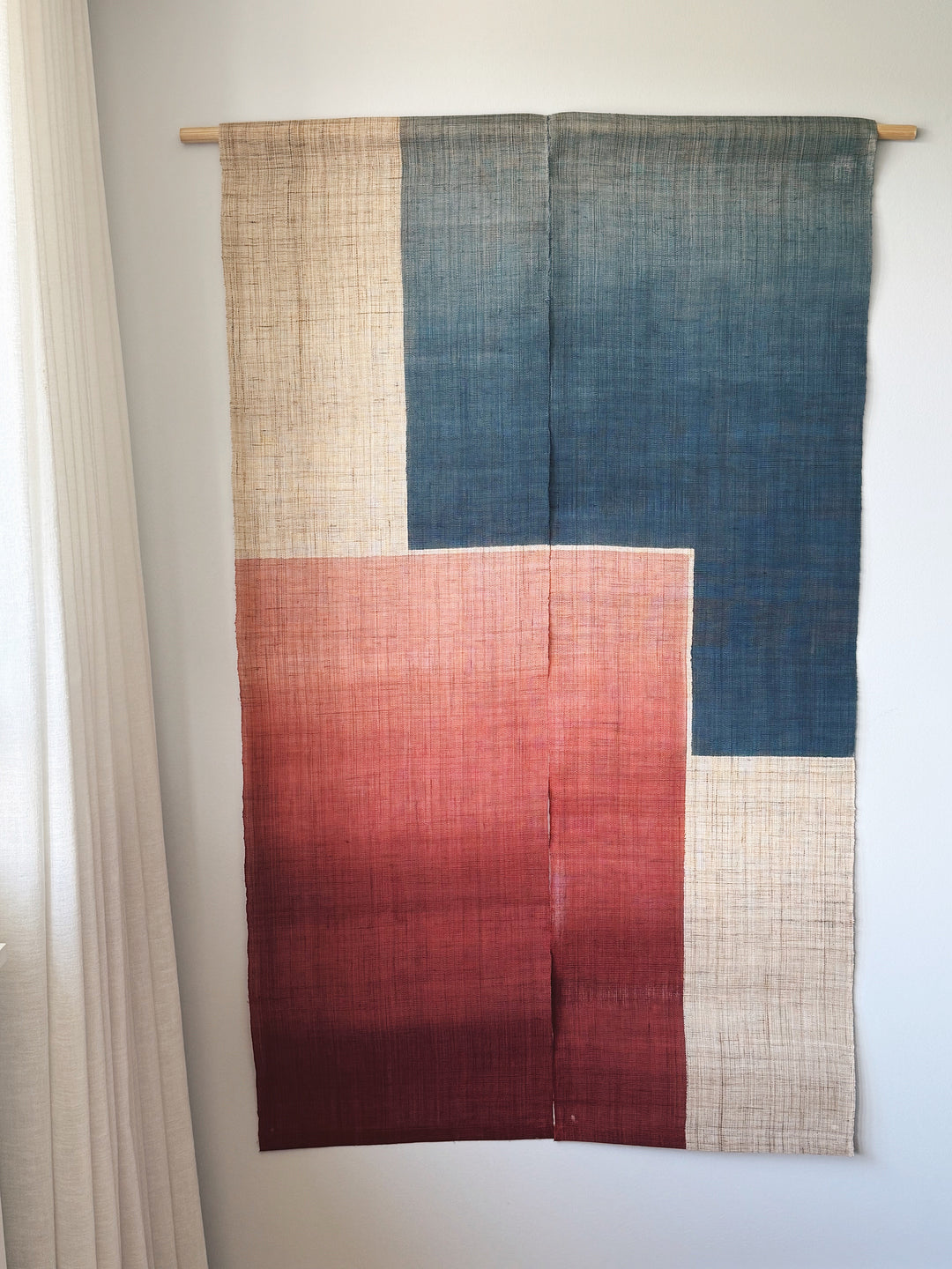 Japansk Vægtæppe i Hamp med Ophæng | Geometrisk Rød & Blå | 150 × 88 cm  STUDIO HAFNIA
