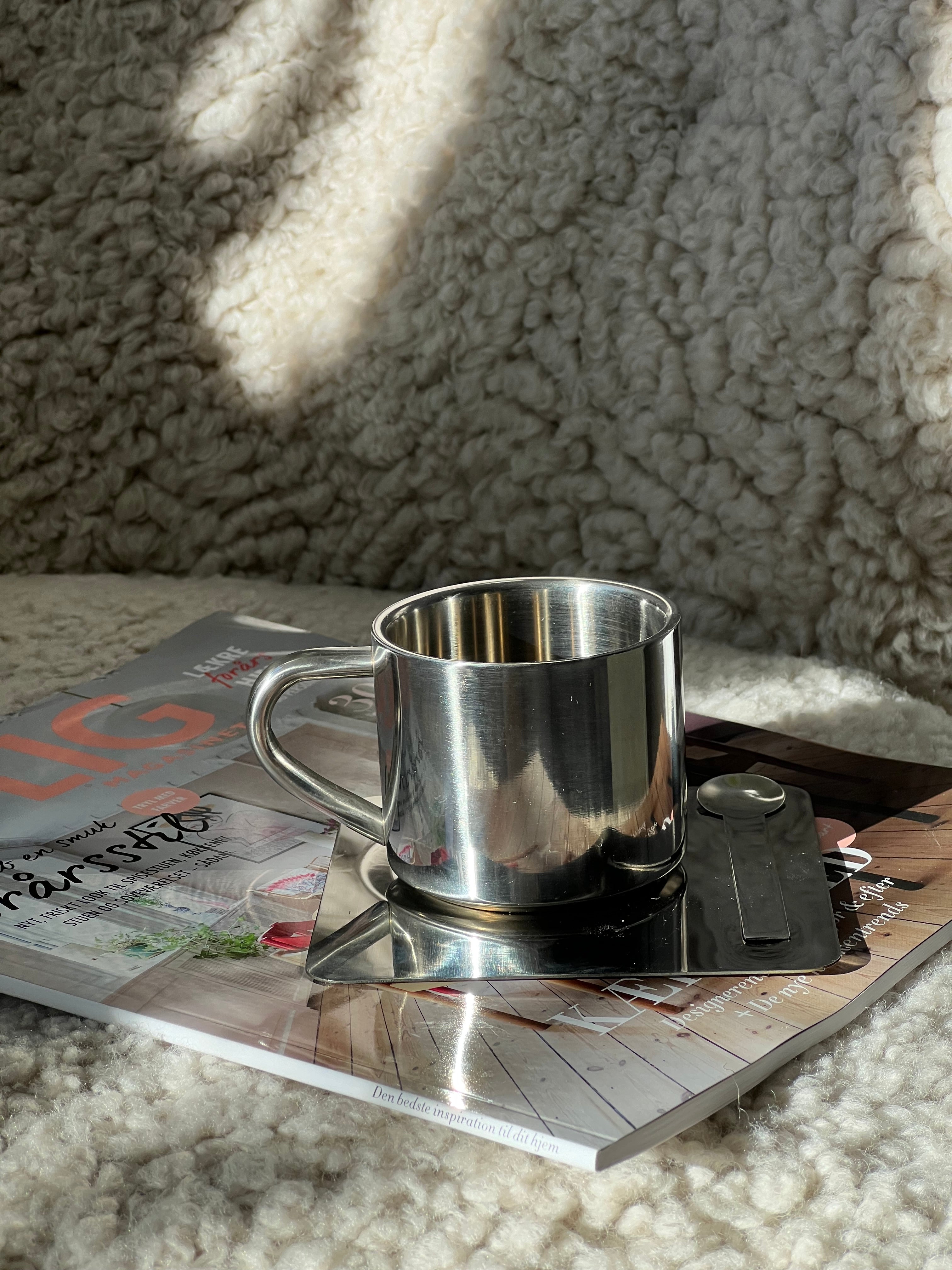 Stål Kaffekop med Underkop og Ske på Plade | 150 ml - Ny Model Studio Hafnia