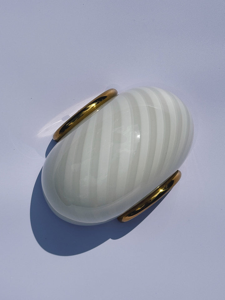 Vintage Murano væglampe | Hvid swirlglas & messingbeslag, L21 cm Studio Hafnia