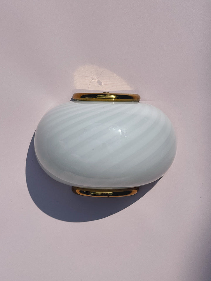 Vintage Murano væglampe | Hvid swirlglas & messingbeslag, L21 cm (kopi) Studio Hafnia