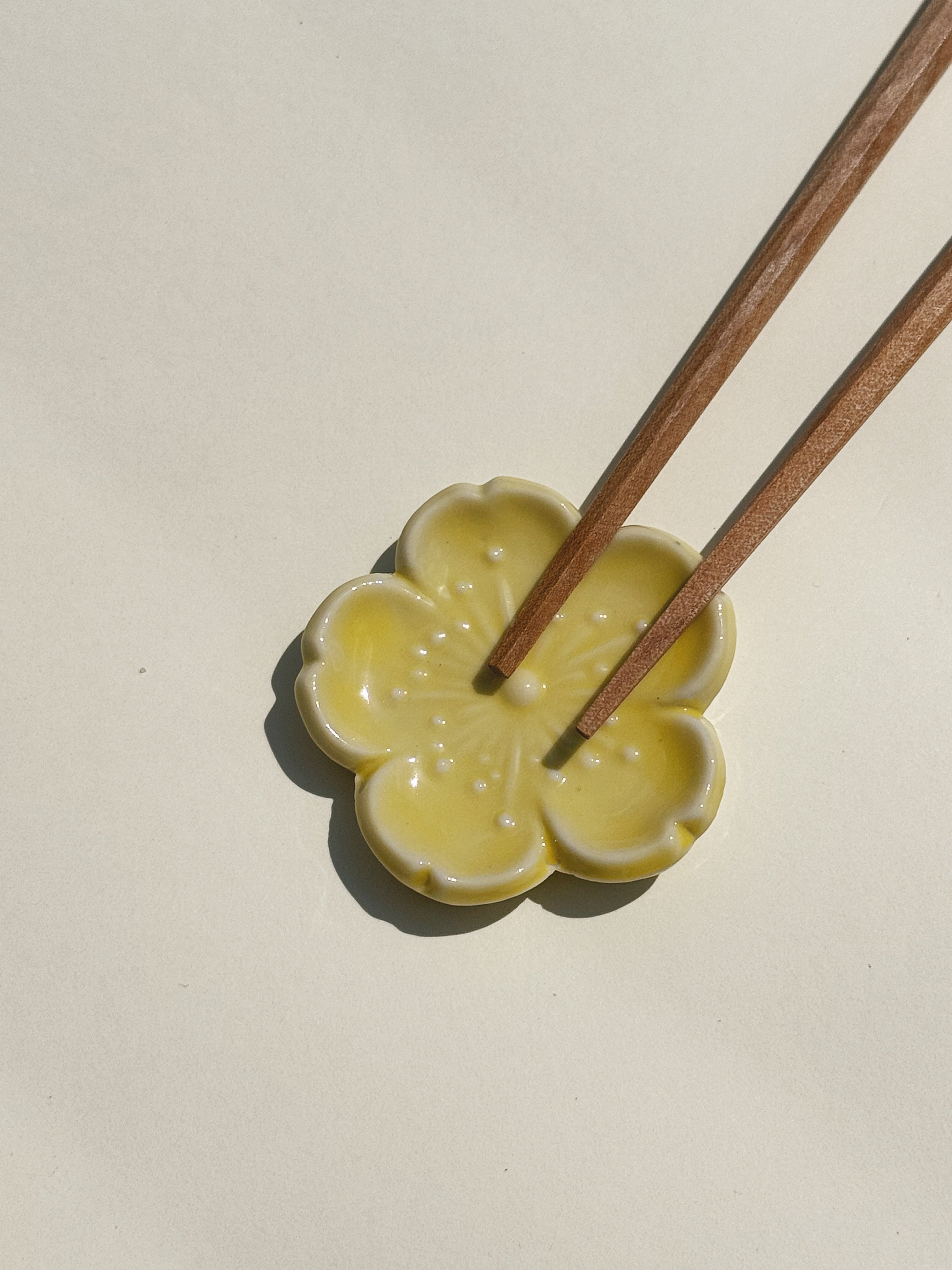 Spisepindholder i keramik | Gul blomsterform | Japan STUDIO HAFNIA