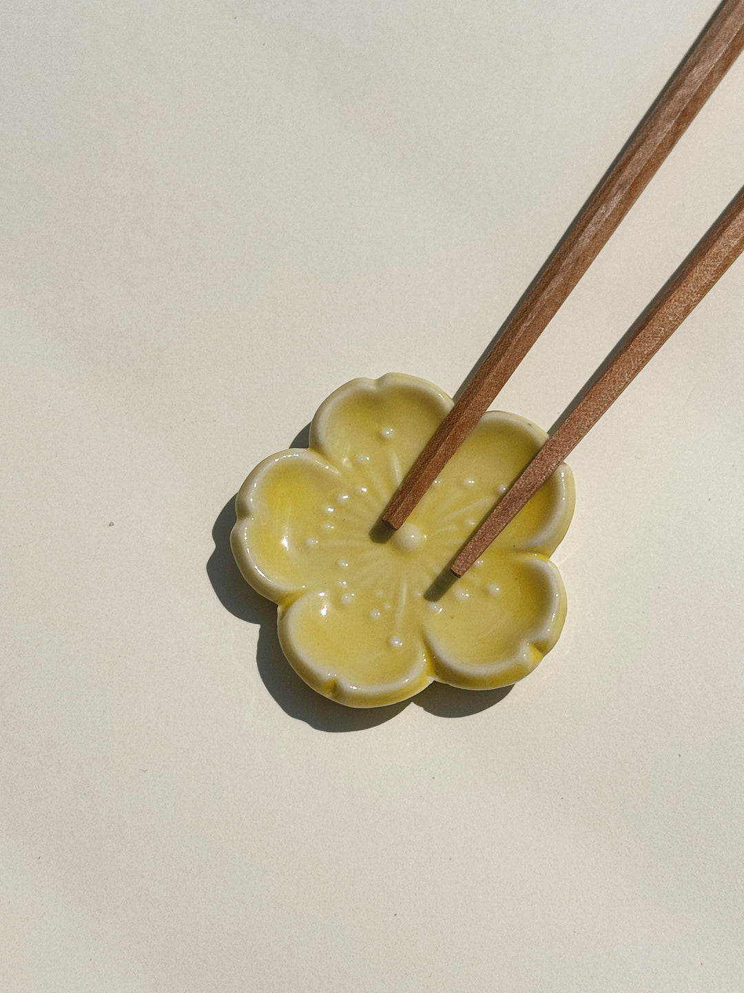 Spisepindholder i keramik | Gul blomsterform | Japan STUDIO HAFNIA