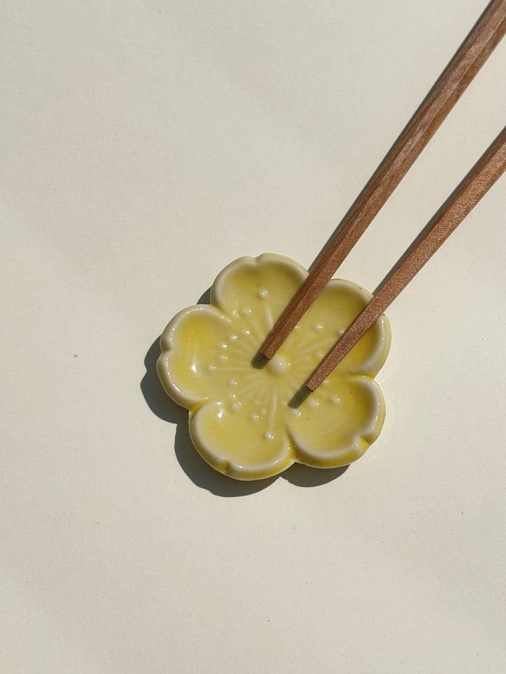 Spisepindholder i keramik | Gul blomsterform | Japan STUDIO HAFNIA