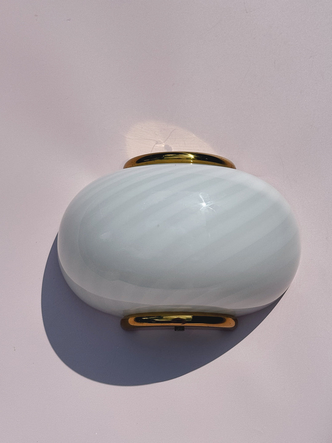 Vintage Murano væglampe | Hvid swirlglas & messingbeslag, L21 cm (kopi) Studio Hafnia