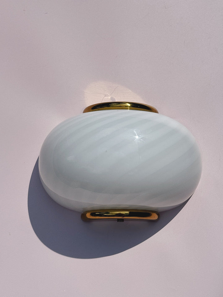 Vintage Murano væglampe | Hvid swirlglas & messingbeslag, L21 cm (kopi) Studio Hafnia