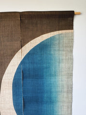 Japansk Vægtæppe i Hamp med Ophæng | Halvcirkelmotiv i Khaki & Blå | 150 × 88 cm Studio Hafnia