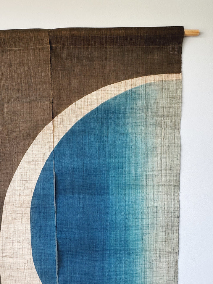 Japansk Vægtæppe i Hamp med Ophæng | Halvcirkelmotiv i Khaki & Blå | 150 × 88 cm Studio Hafnia