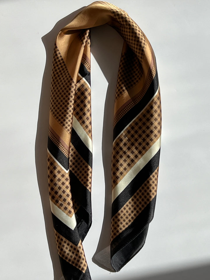 Tørklæde med Brunt, Sort og Offwhite Mønster | 70 x 70 cm Studio Hafnia