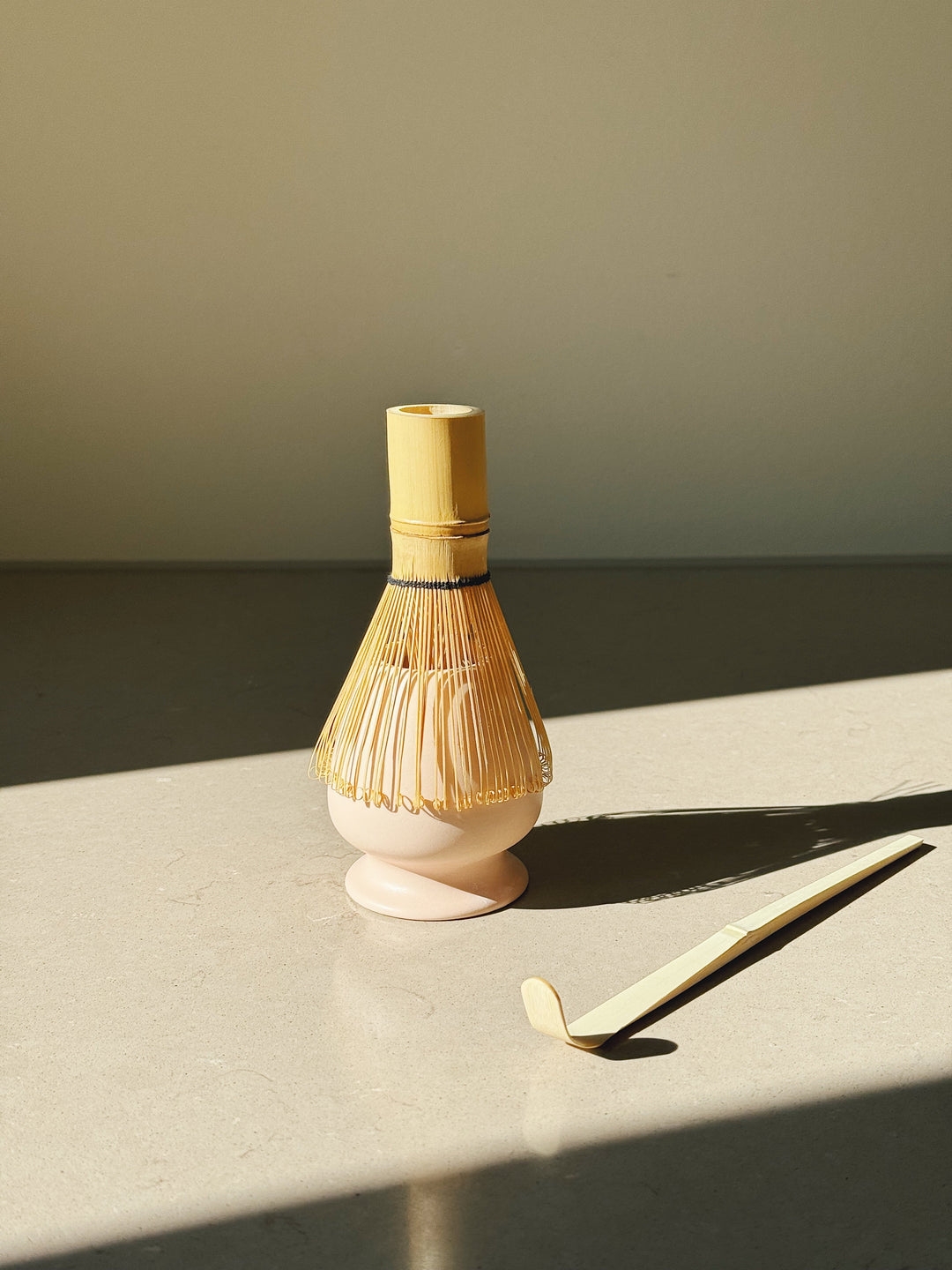 Matcha-sæt med skål, ske, piskeris og holder – mat lyserød keramik Studio Hafnia
