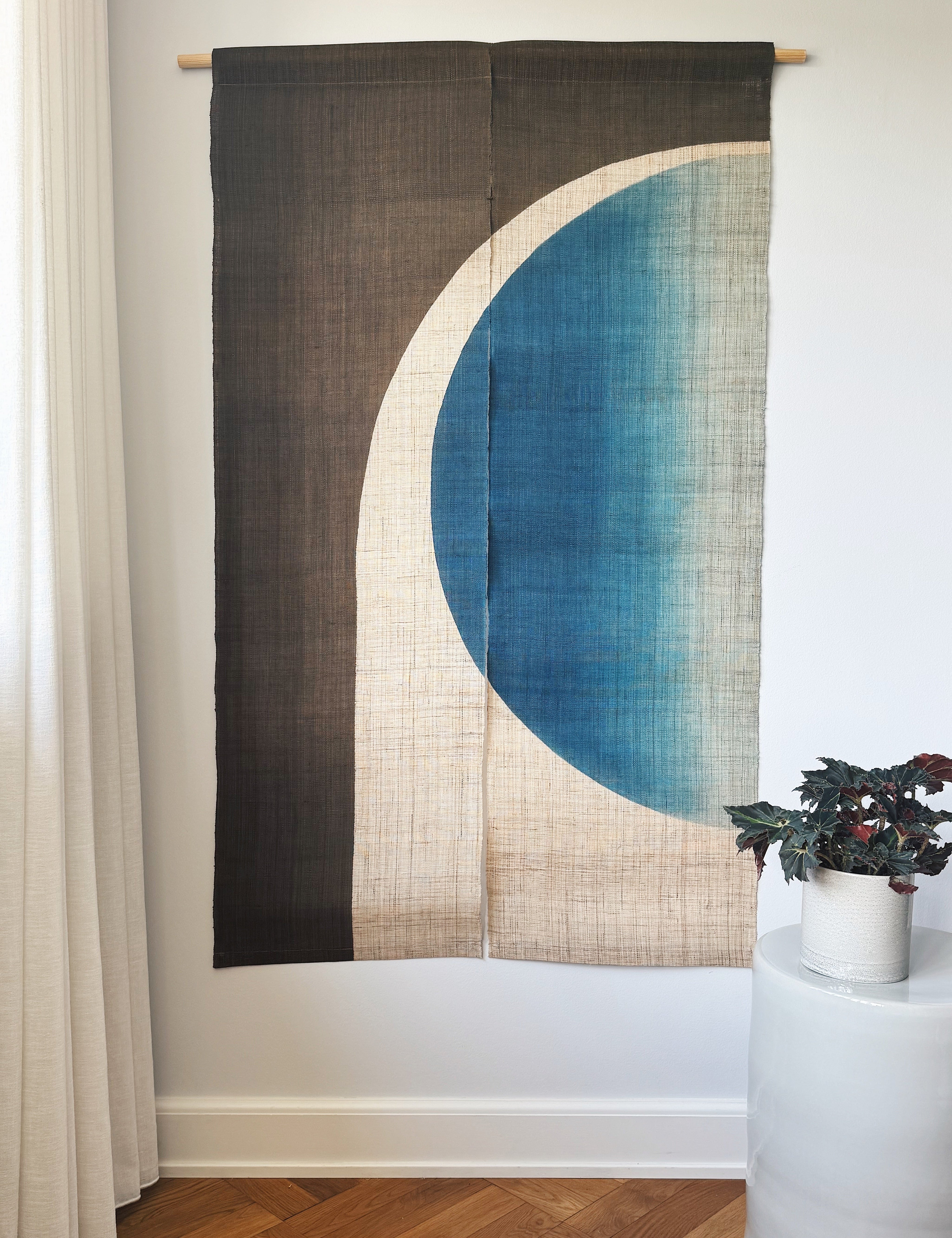 Japansk Vægtæppe i Hamp med Ophæng | Halvcirkelmotiv i Khaki & Blå | 150 × 88 cm  STUDIO HAFNIA