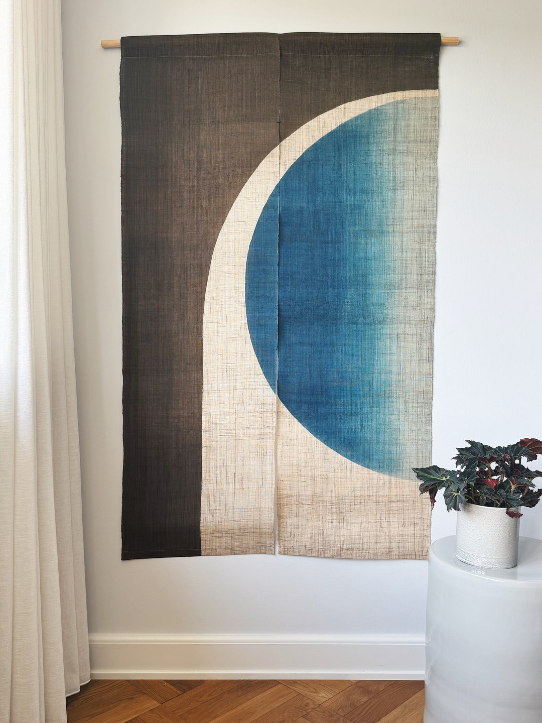 Japansk Vægtæppe i Hamp med Ophæng | Halvcirkelmotiv i Khaki & Blå | 150 × 88 cm  STUDIO HAFNIA