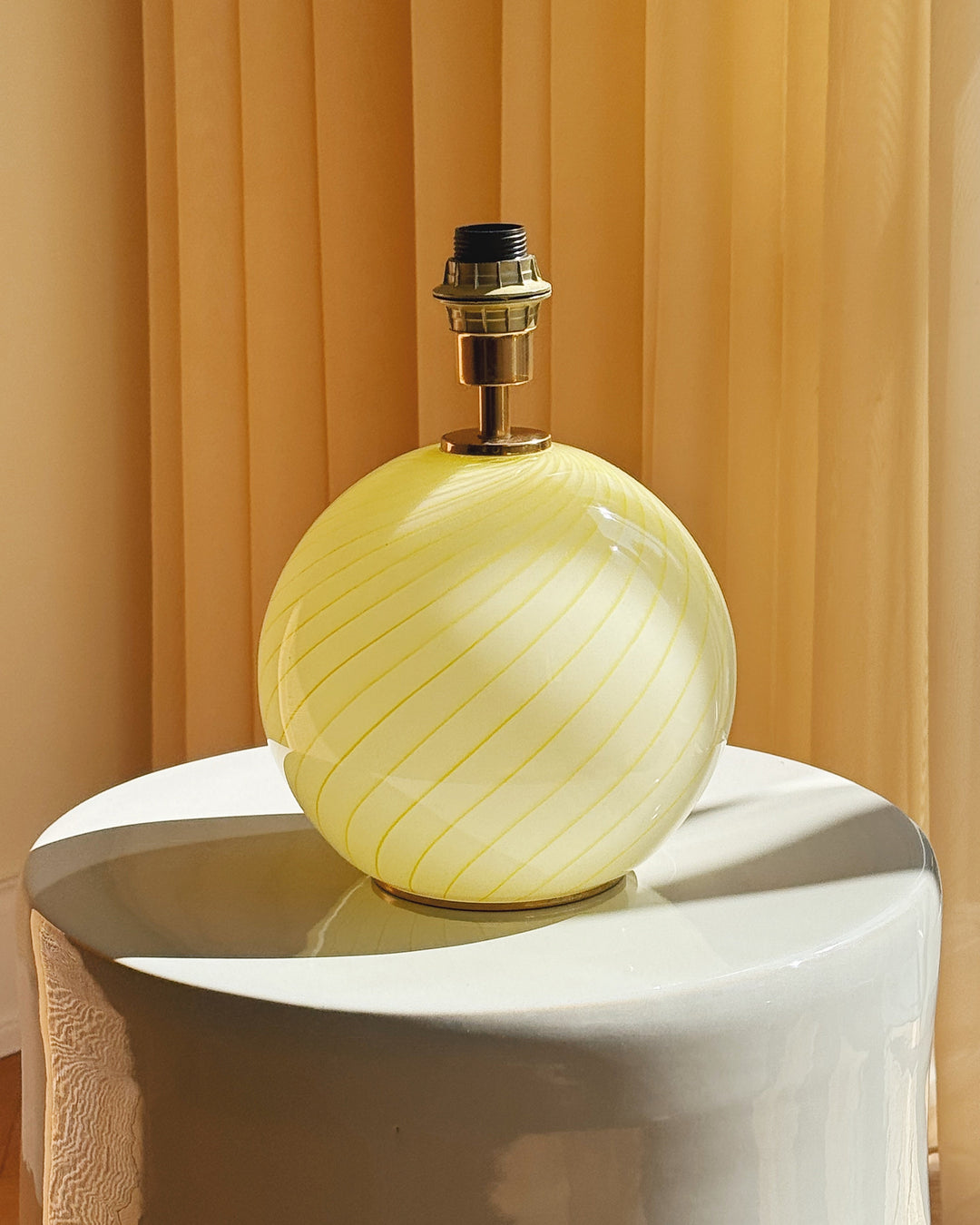 Vintage Murano lampefod | Gul swirl-glas & messing, H18 cm Murano
