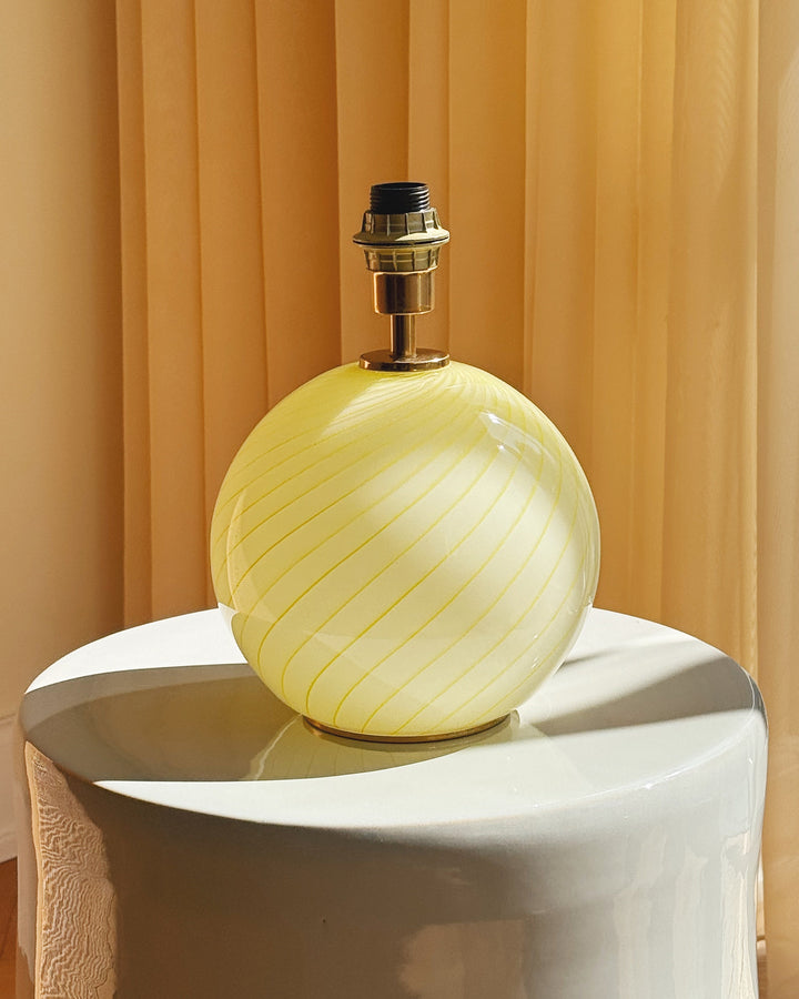 Vintage Murano lampefod | Gul swirl-glas & messing, H18 cm Murano