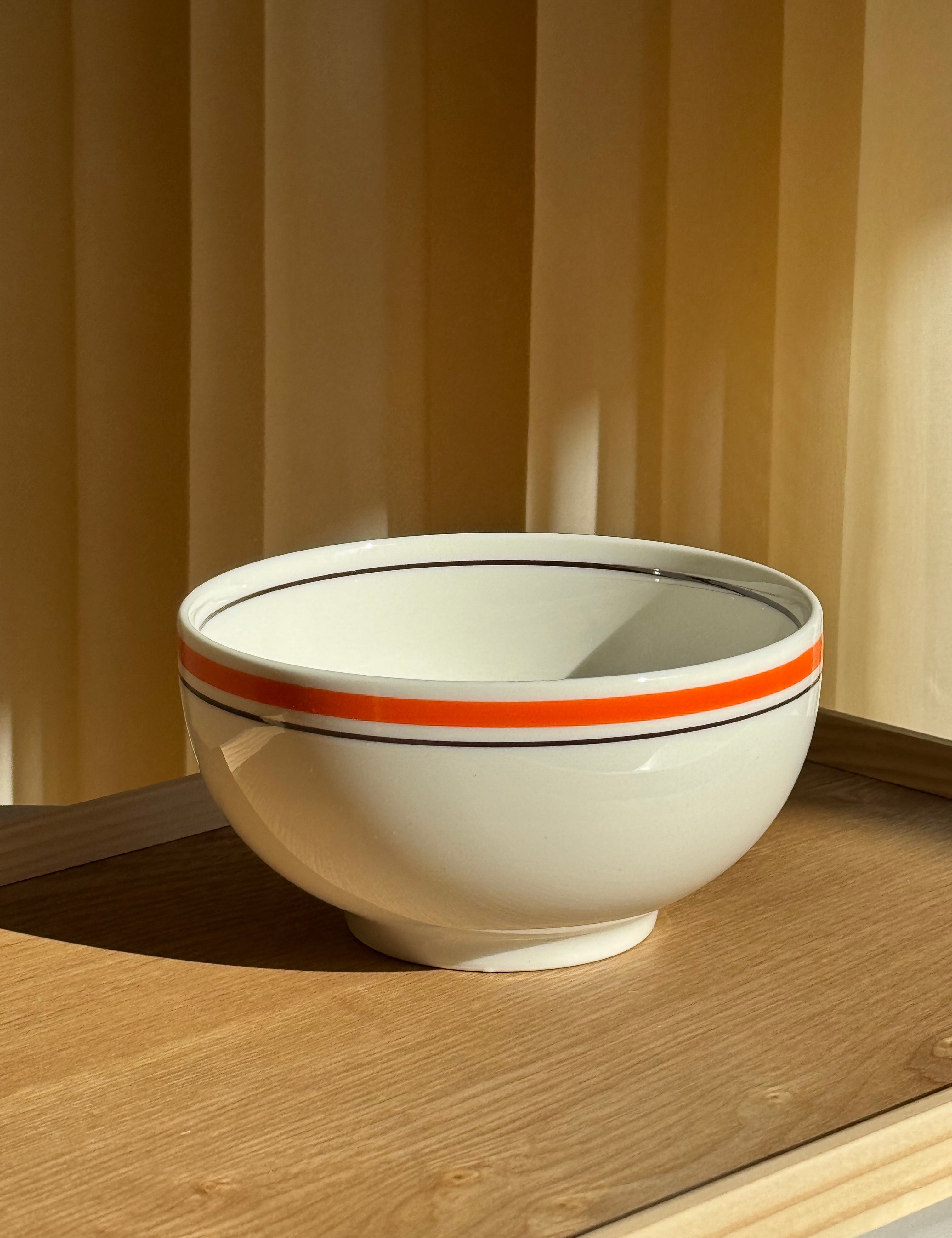 Hvid skål med orange og sorte striber i keramik fra Japan | 12.5 cm Studio Hafnia