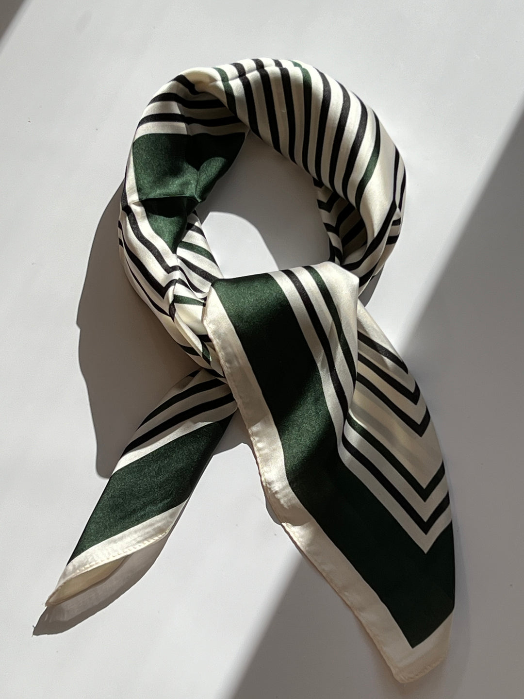 Hvidt Tørklæde med Mørkegrønt og Sort mønster | 70 x 70 cm Studio Hafnia