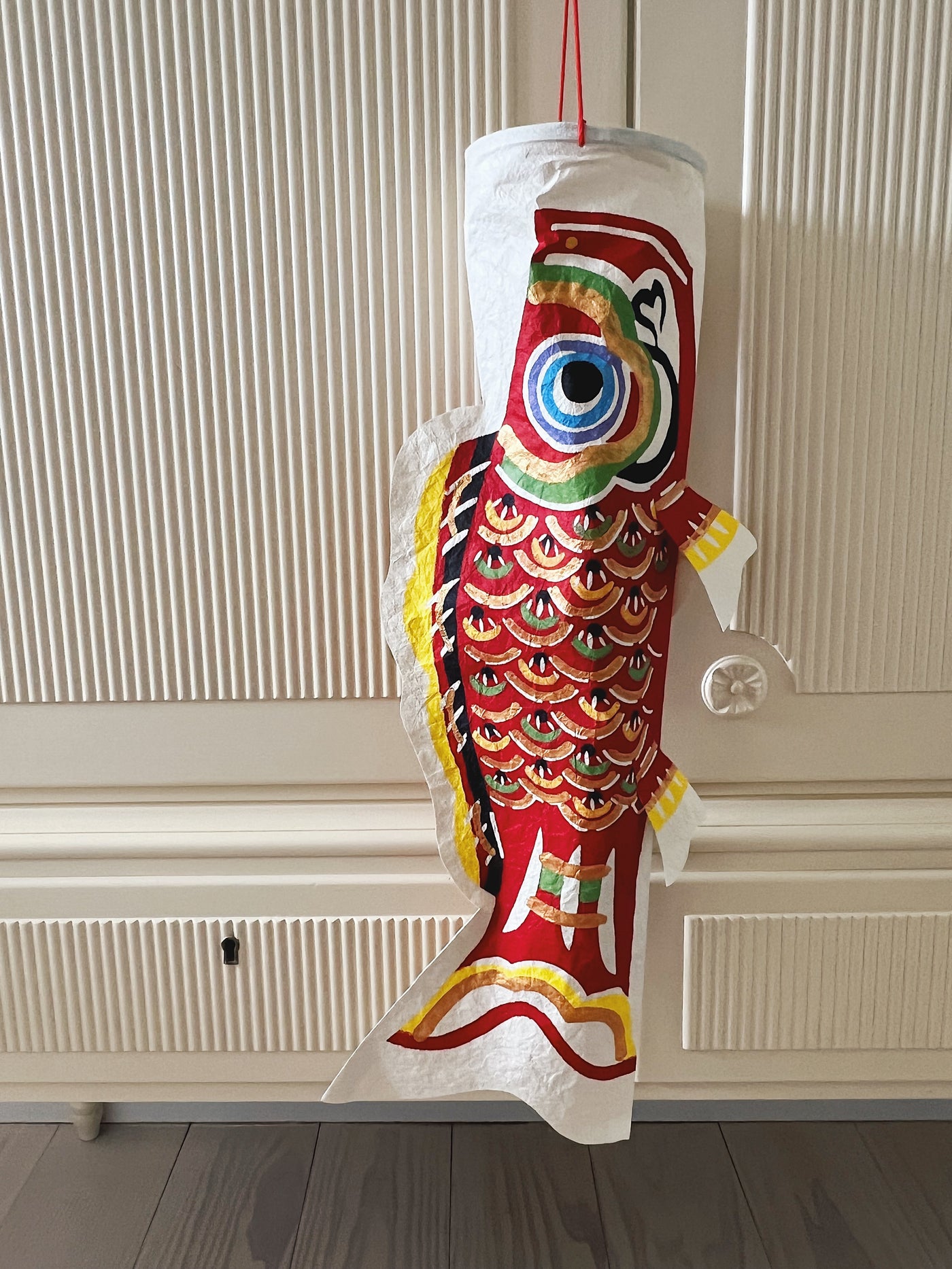 Rød Japansk Koinobori Fisk i Washi Papir til ophæng | 57 cm STUDIO HAFNIA