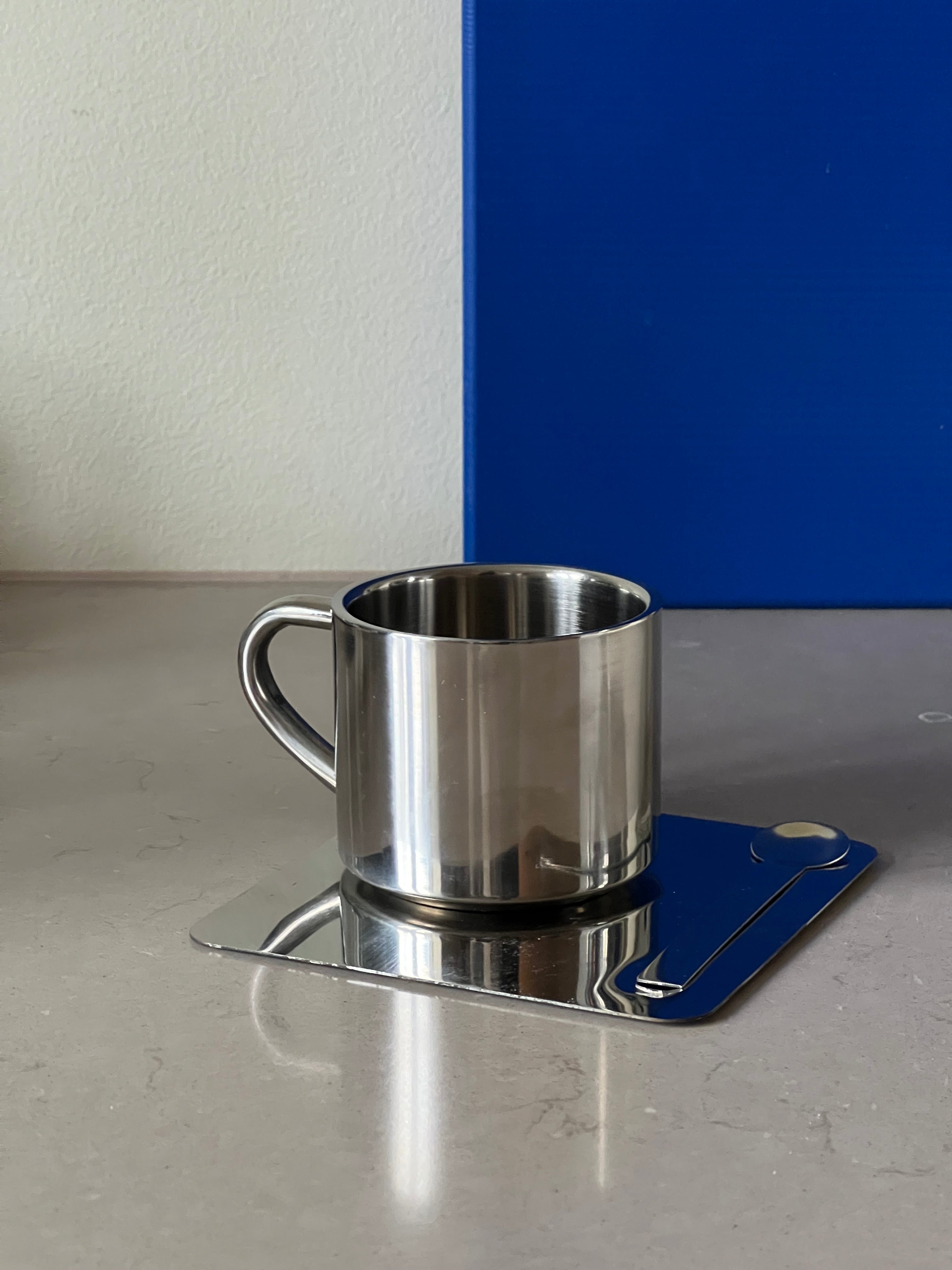 Stål Kaffekop med Underkop og Ske på Plade | 150 ml - Ny Model Studio Hafnia