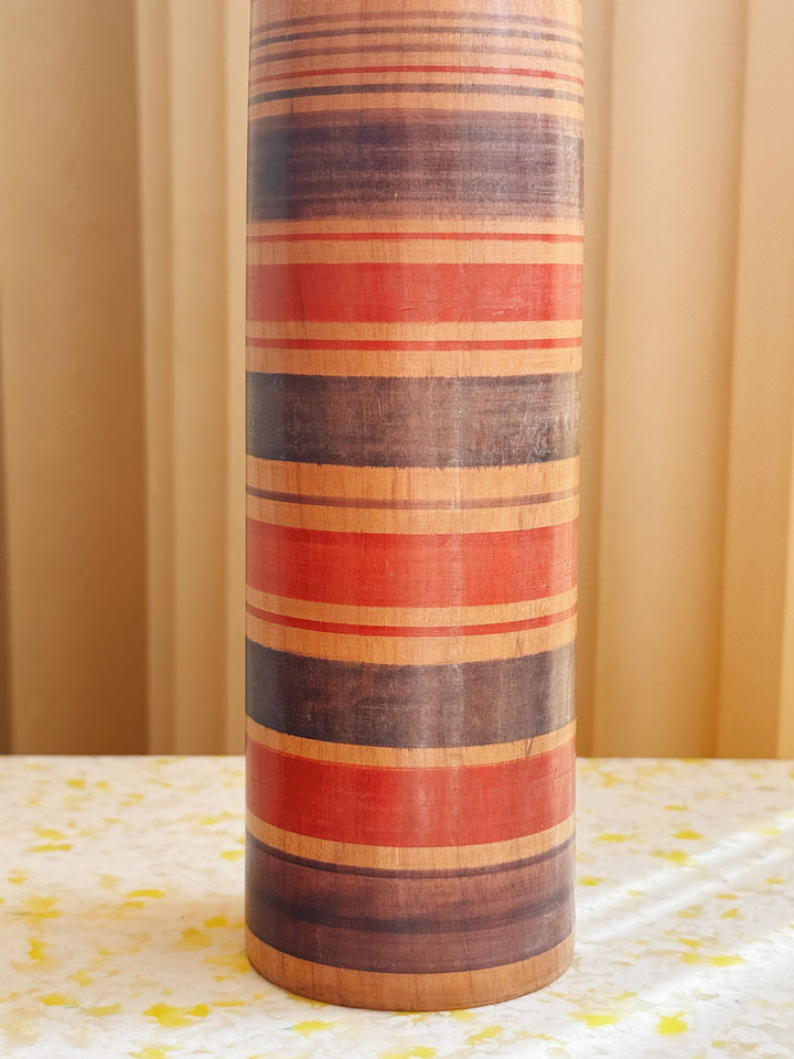 Vintage Kokeshi Dukke Nr. 203 fra Japan – Håndlavet | H38 cm Studio Hafnia