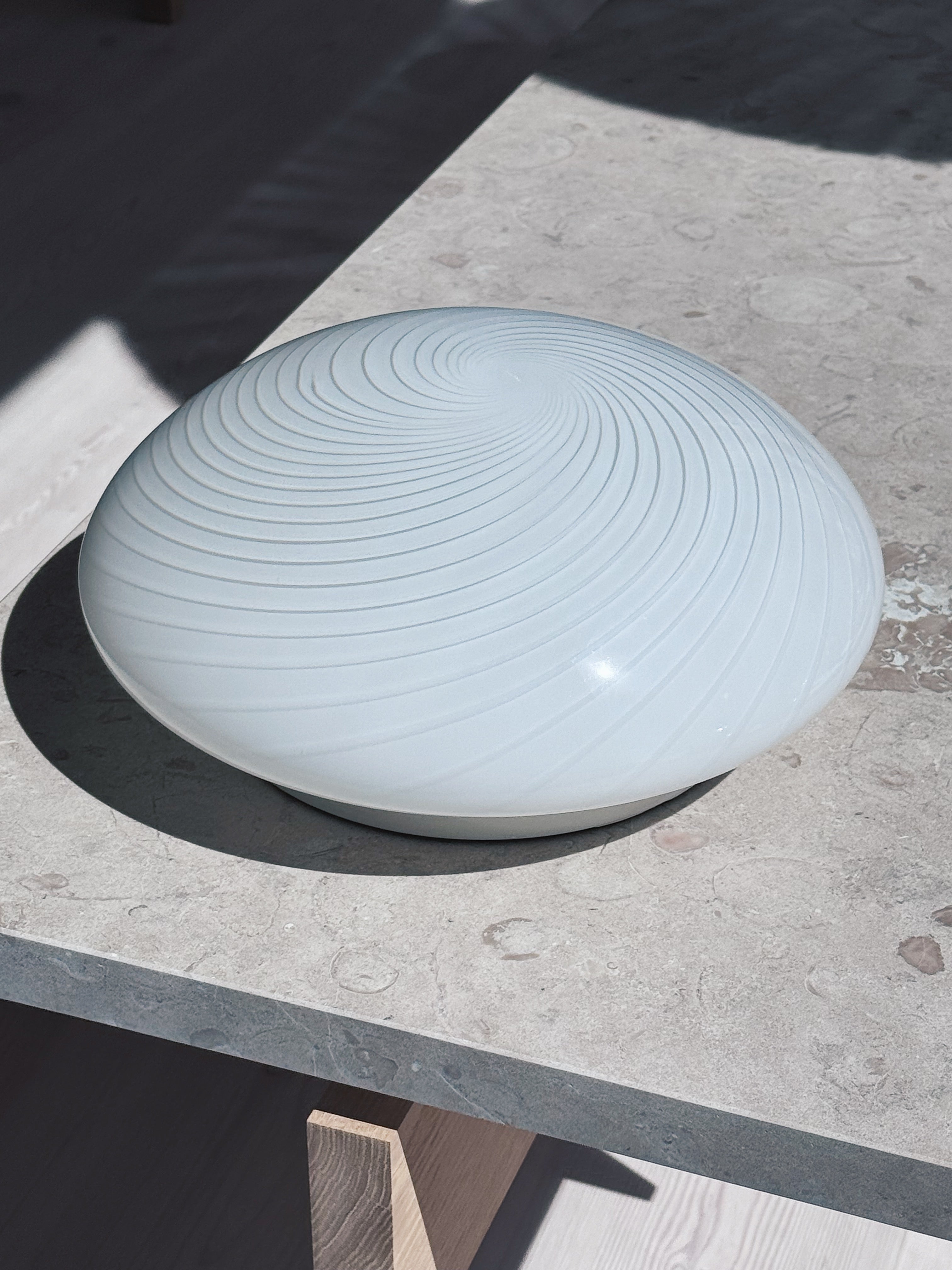 Hvid Murano loftslampe/væglampe i opalglas set i profil, Ø28 cm
