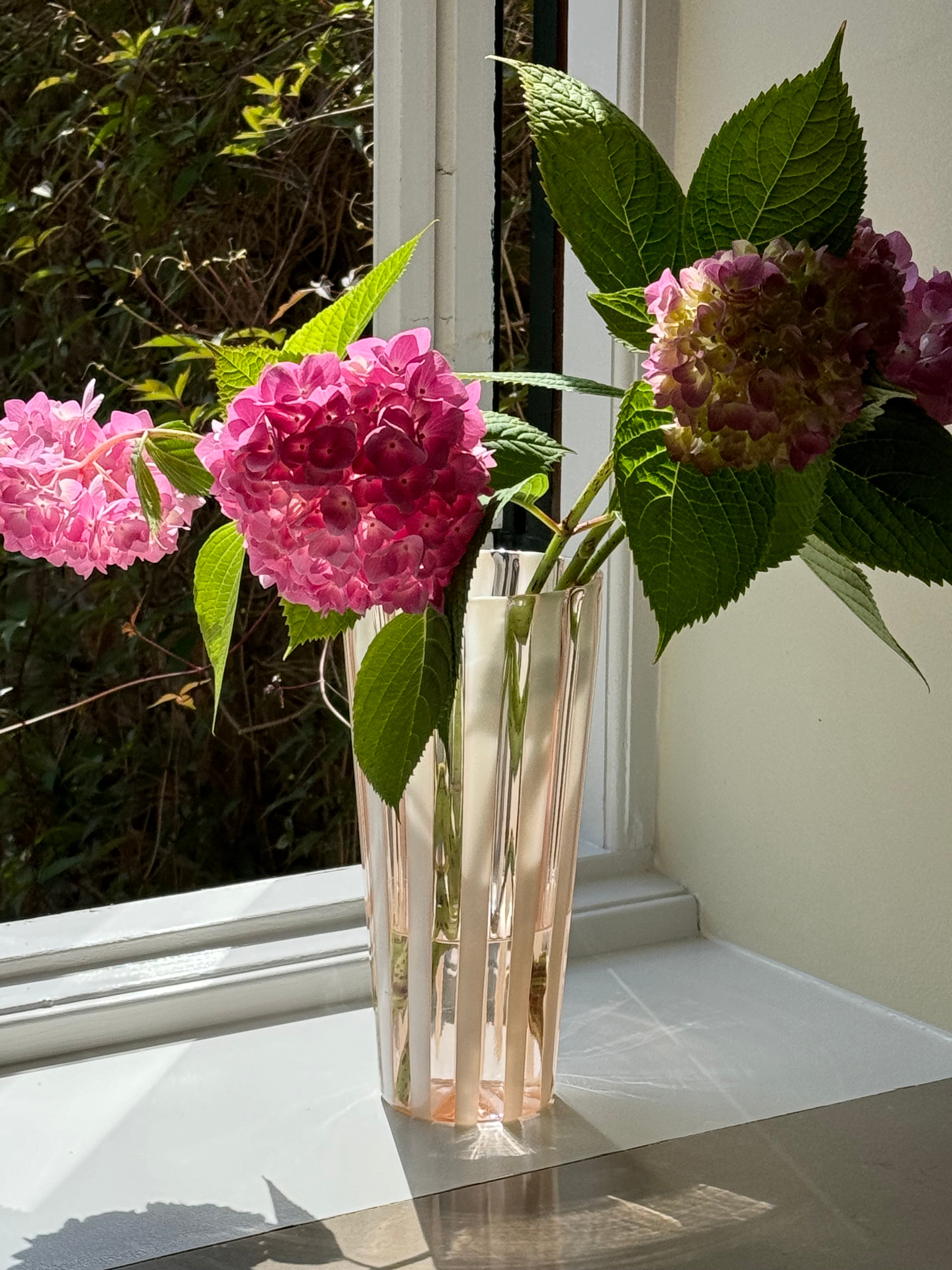 Mundblæst Murano Vase i Glas | Opal Hvid og Lys Pink Striber Murano