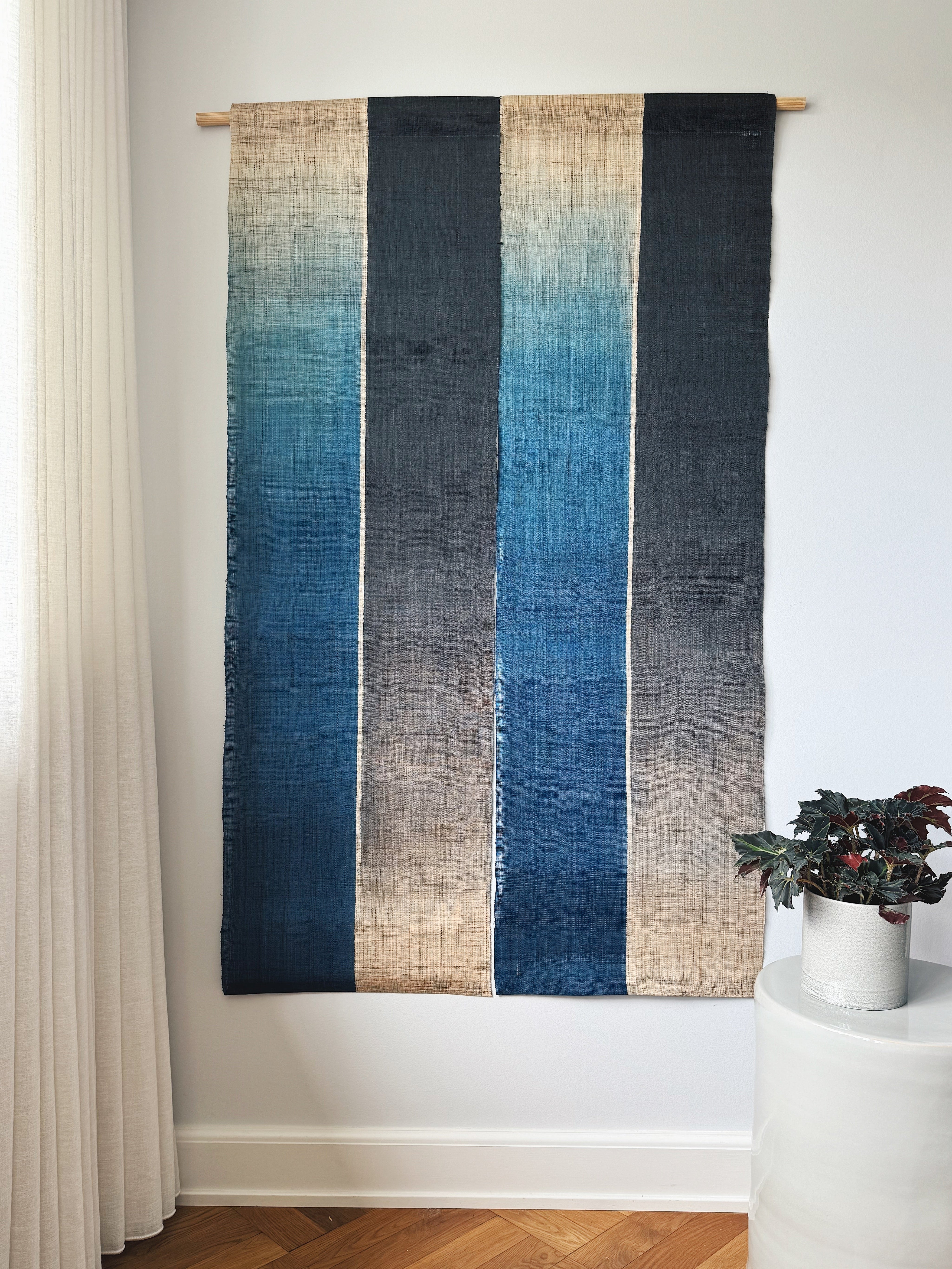 Japansk Vægtæppe i Hamp med Ophæng | Stribet i Blå & Natur | 150 × 88 cm  STUDIO HAFNIA