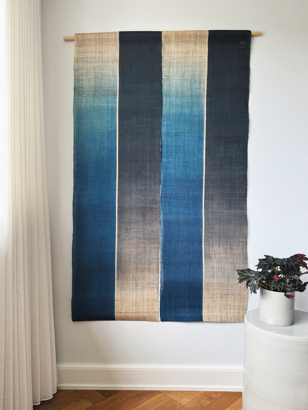 Japansk Vægtæppe i Hamp med Ophæng | Stribet i Blå & Natur | 150 × 88 cm  STUDIO HAFNIA