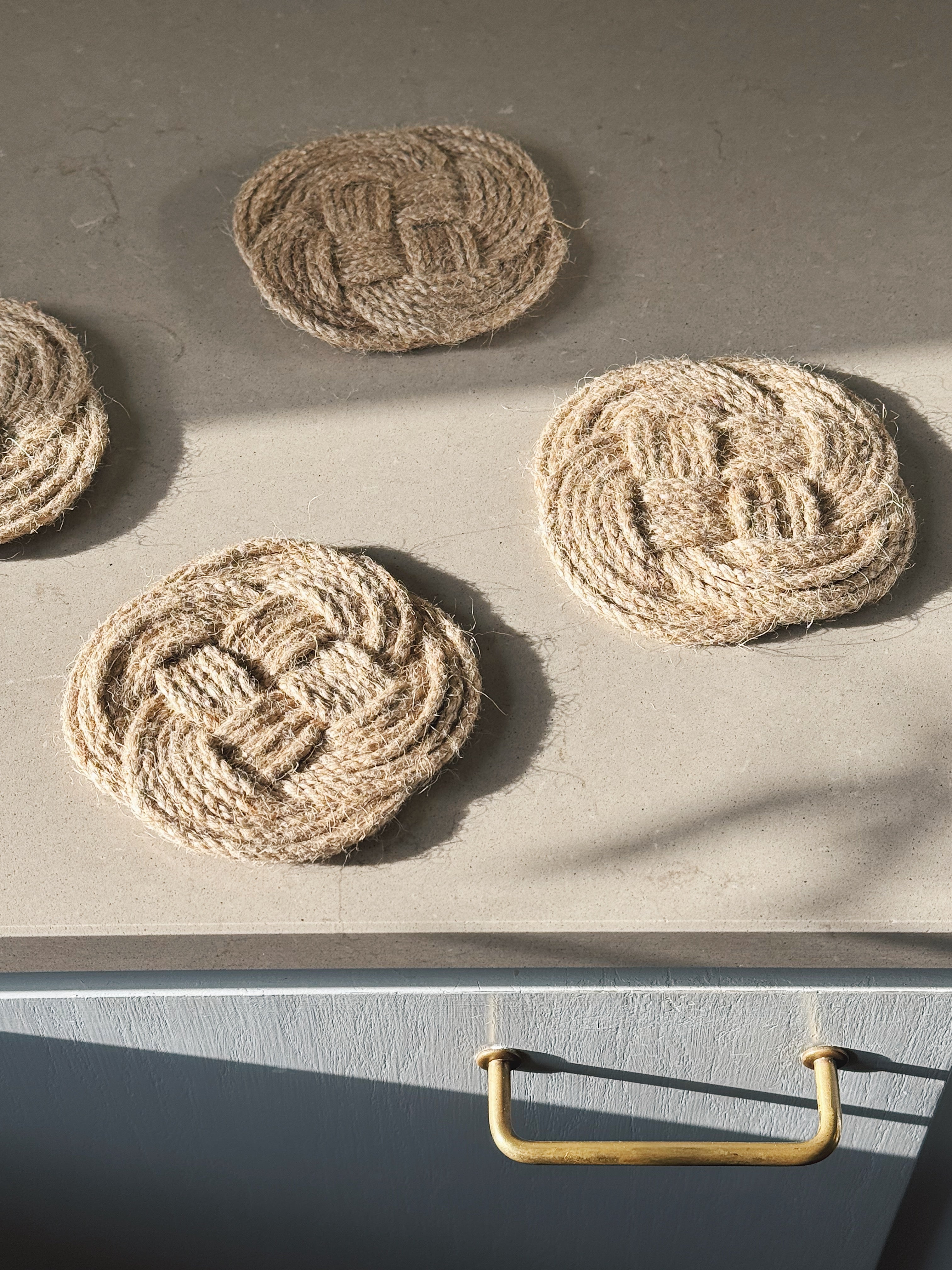 Sæt med 4 Ocean Plait Coasters i Flettet Jute | Ø10 cm Studio Hafnia