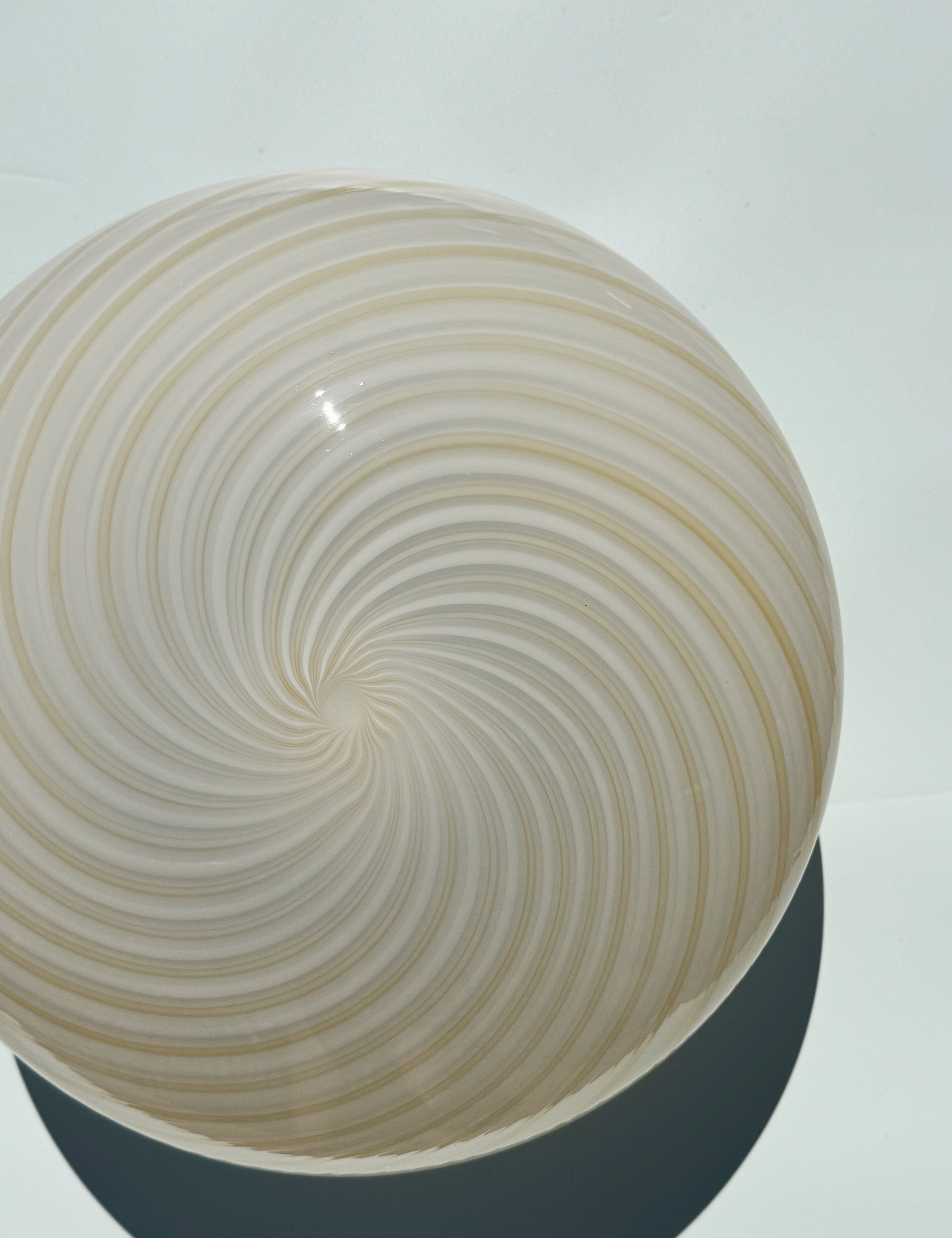Vintage Murano plafondlampe | Hvid & lysegul swirlglas, Ø35 cm Murano