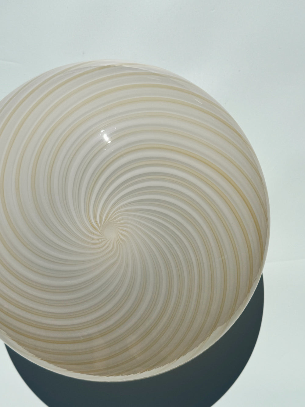Vintage Murano plafondlampe | Hvid & lysegul swirlglas, Ø35 cm Murano
