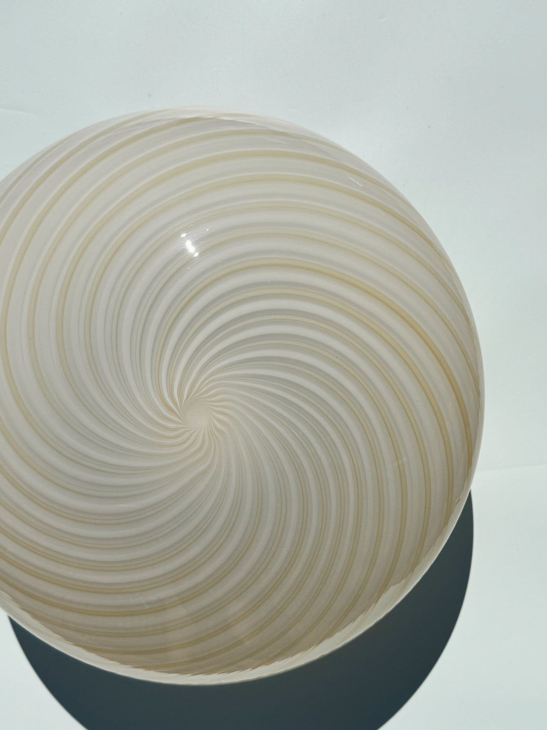 Vintage Murano plafondlampe | Hvid & lysegul swirlglas, Ø35 cm Murano