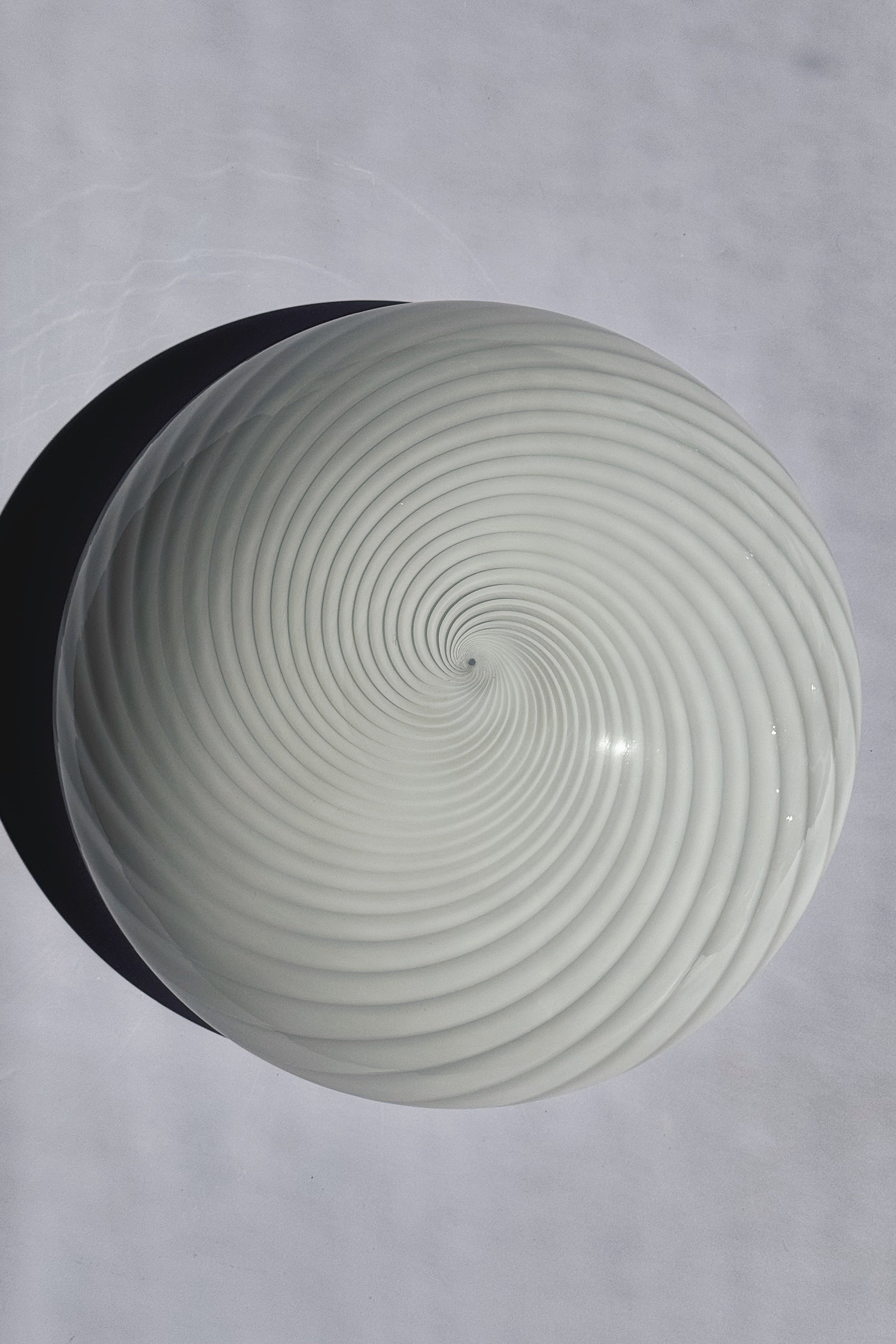 White Murano swirl plafond lamp seen from the front with swirl pattern from the centre, Ø34 cm