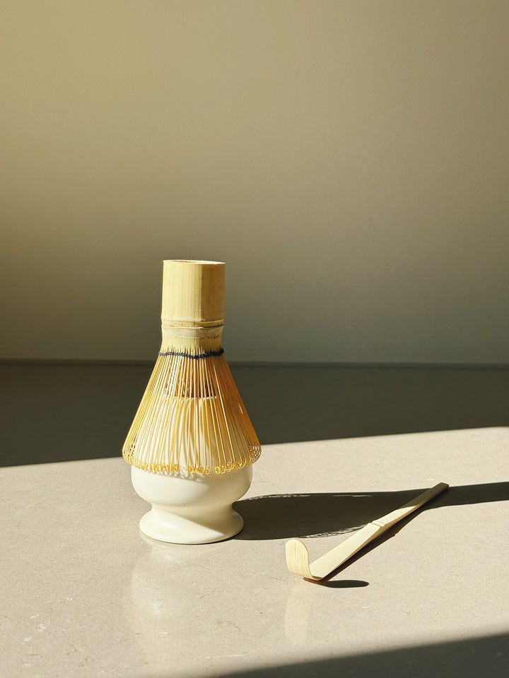 Matcha-sæt med skål, ske, piskeris og holder – mat hvid keramik Studio Hafnia