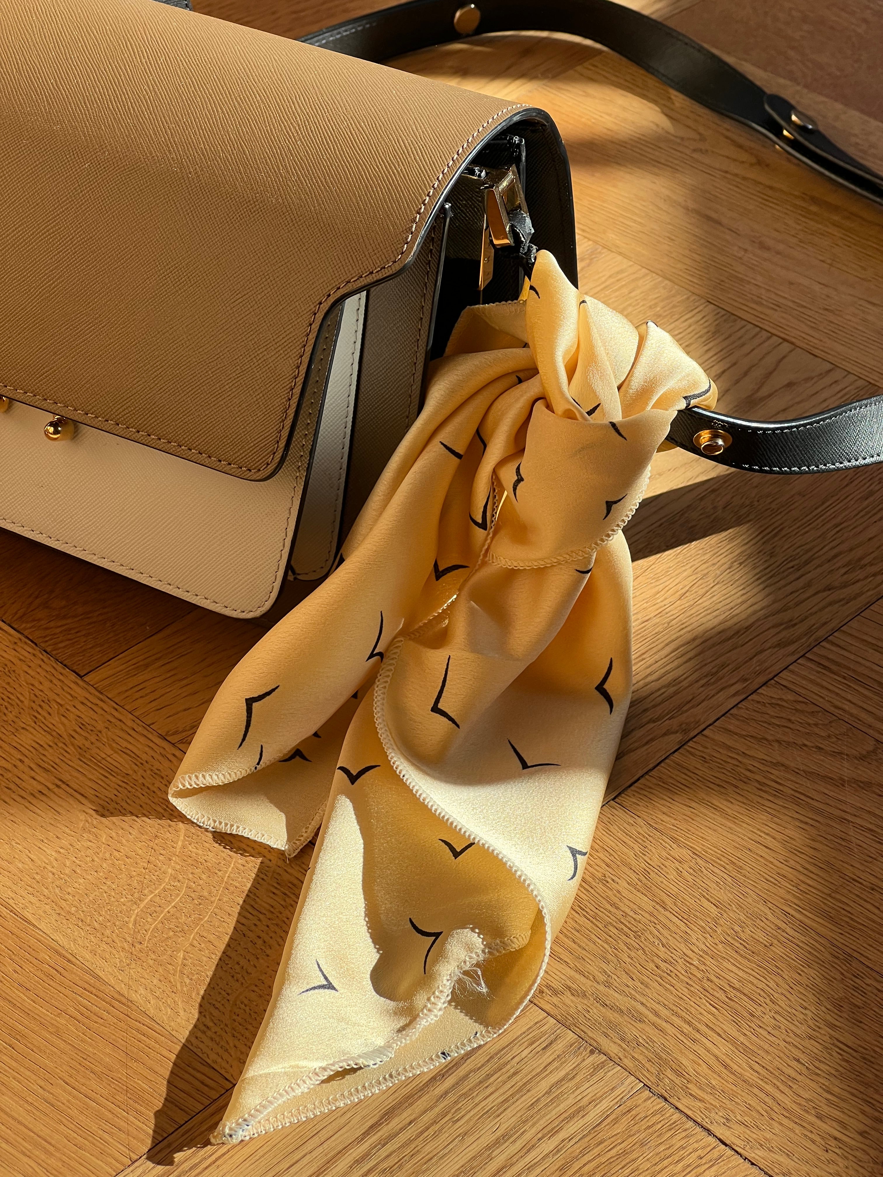 Lysegult Tørklæde med Sort Mønster | 50 x 50 cm Studio Hafnia