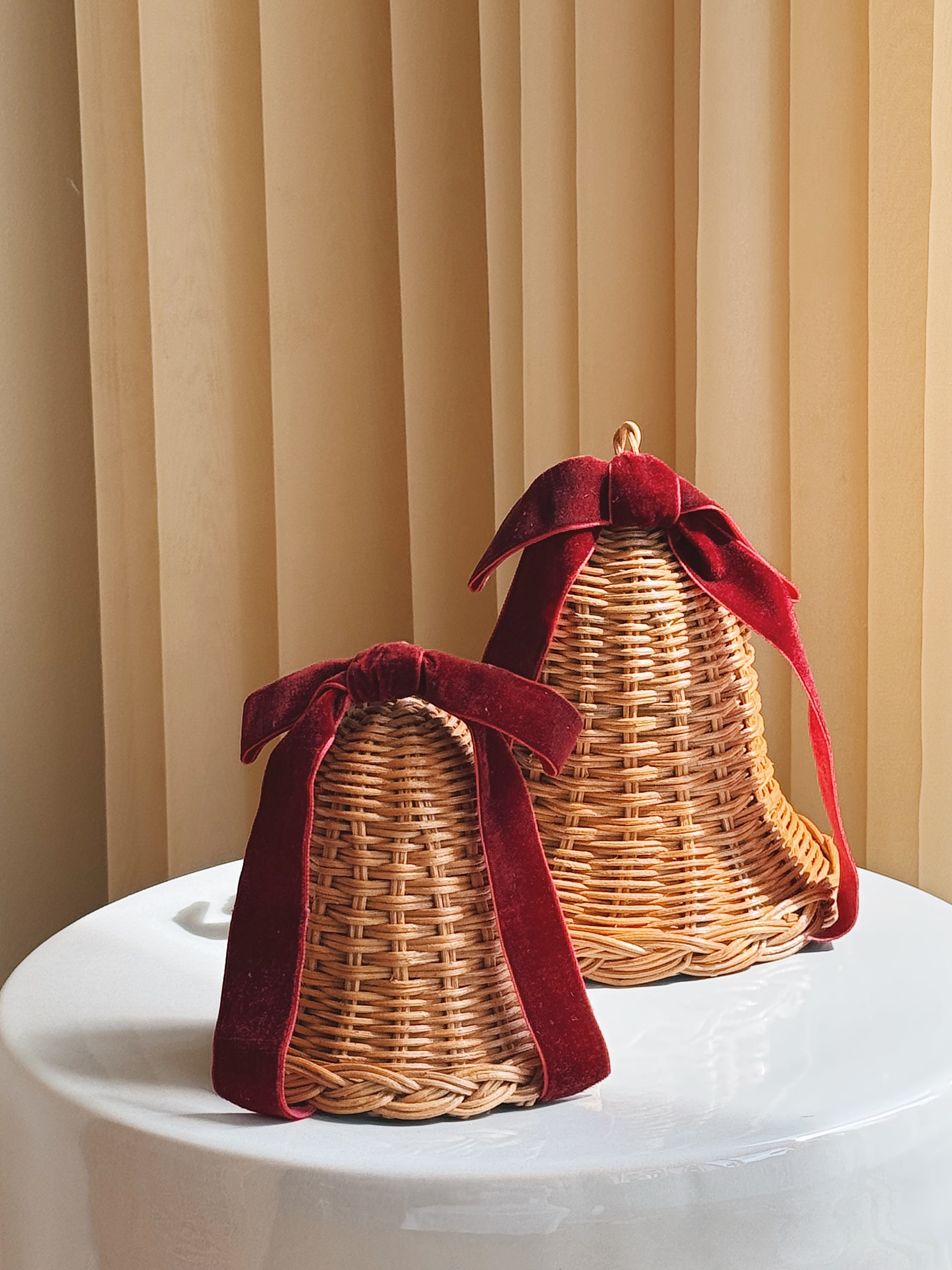 Stående Rattan Juleklokke med Mørkerød Sløjfe | 12,5 x 12,5 cm Studio Hafnia