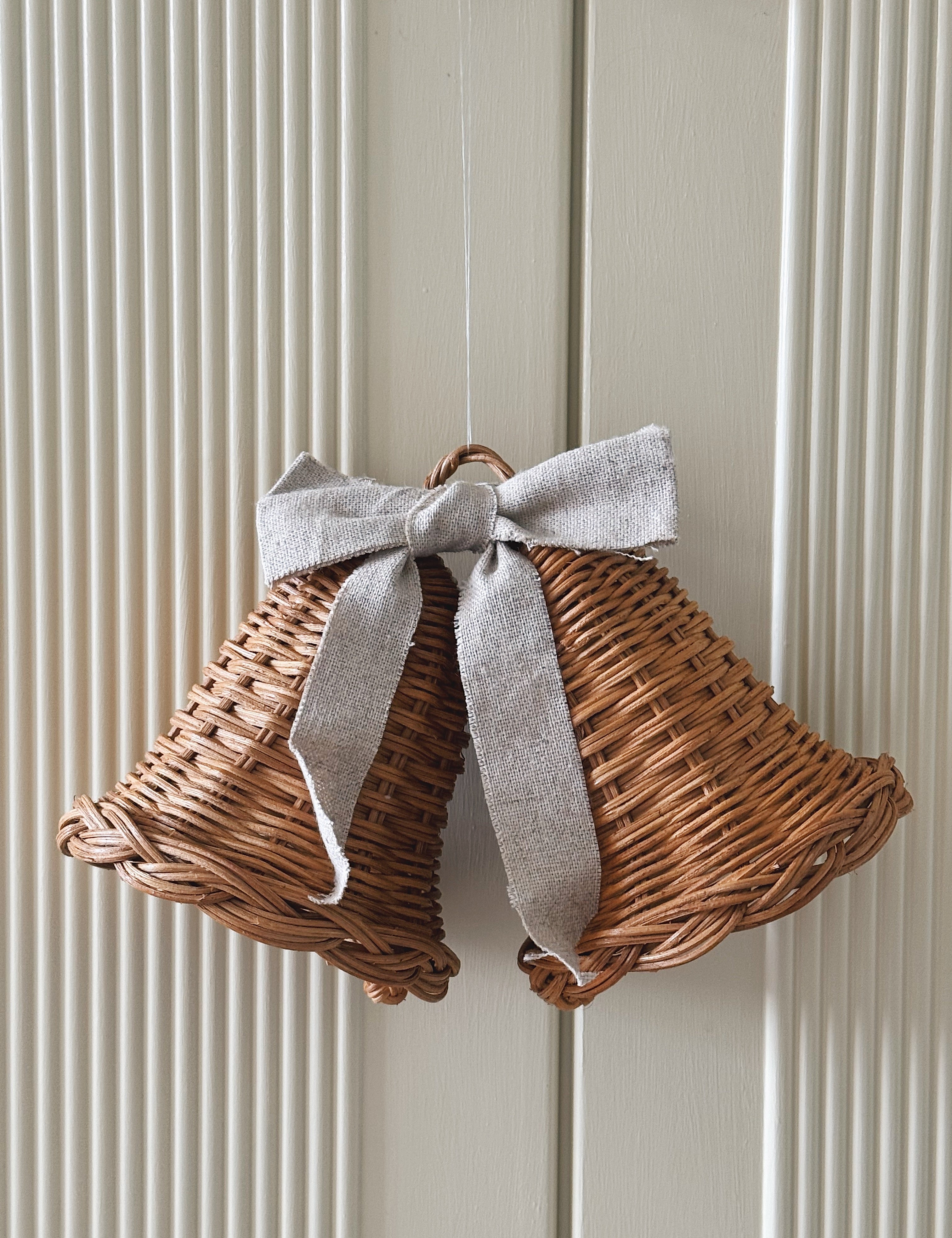 Sæt med 2 Hængende Rattan Juleklokker med Naturfarvet Sløjfe | D12 x H12 cm Studio Hafnia
